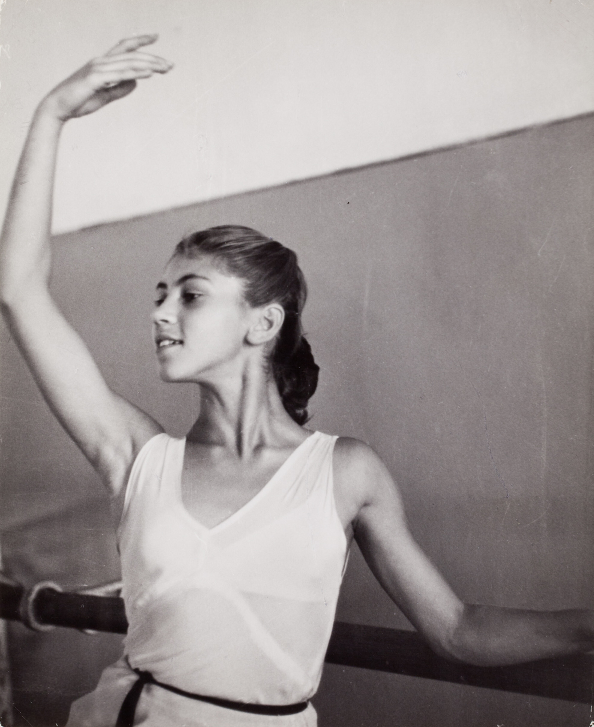 Балерина тренируется у станка, Москва, 1947 год. Фотограф Роберт Капа
