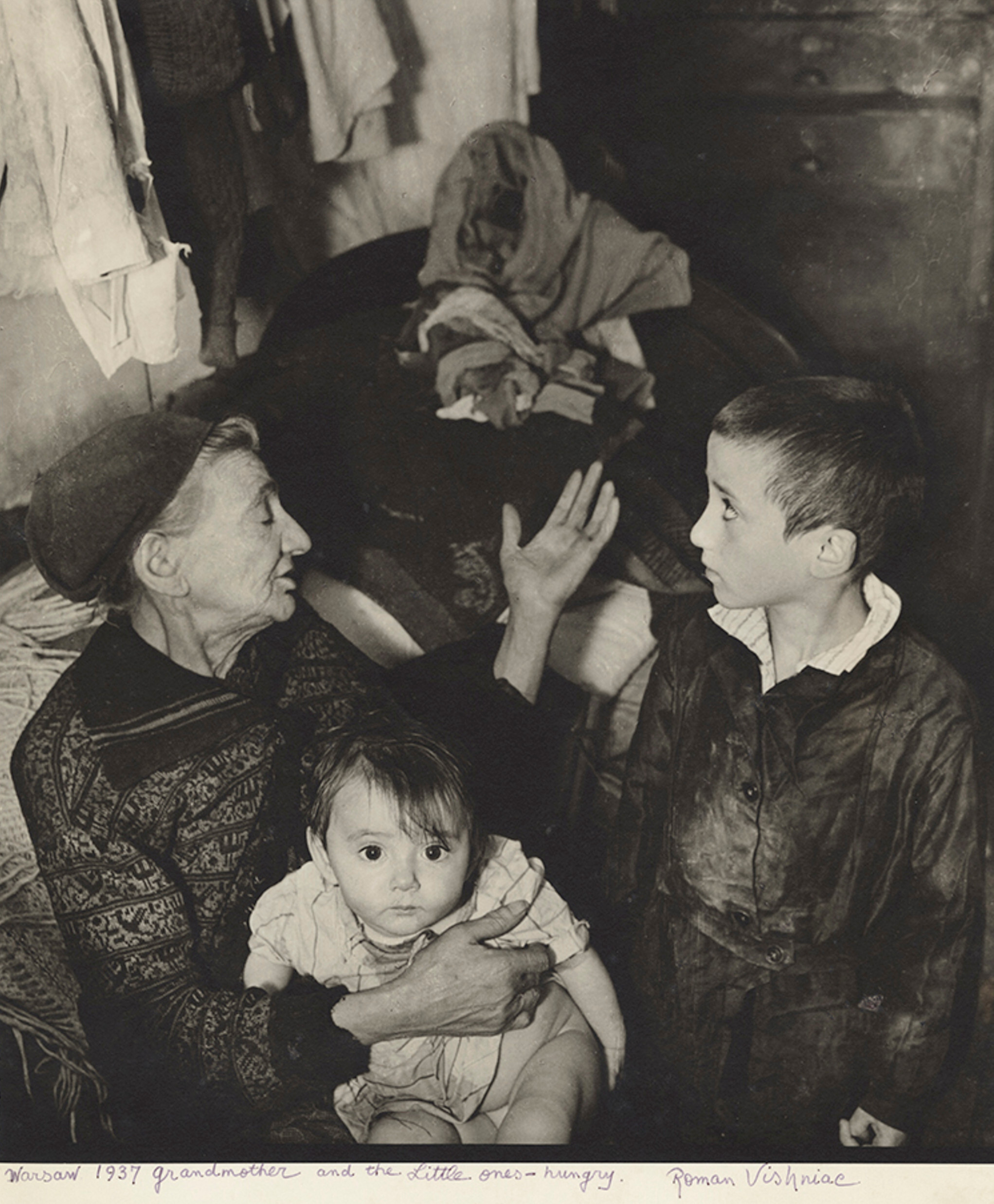 Бабушка и внуки в подвальном помещении, улица Крохмальная, Варшава, ок. 1935-38 гг. Фотограф Роман Вишняк