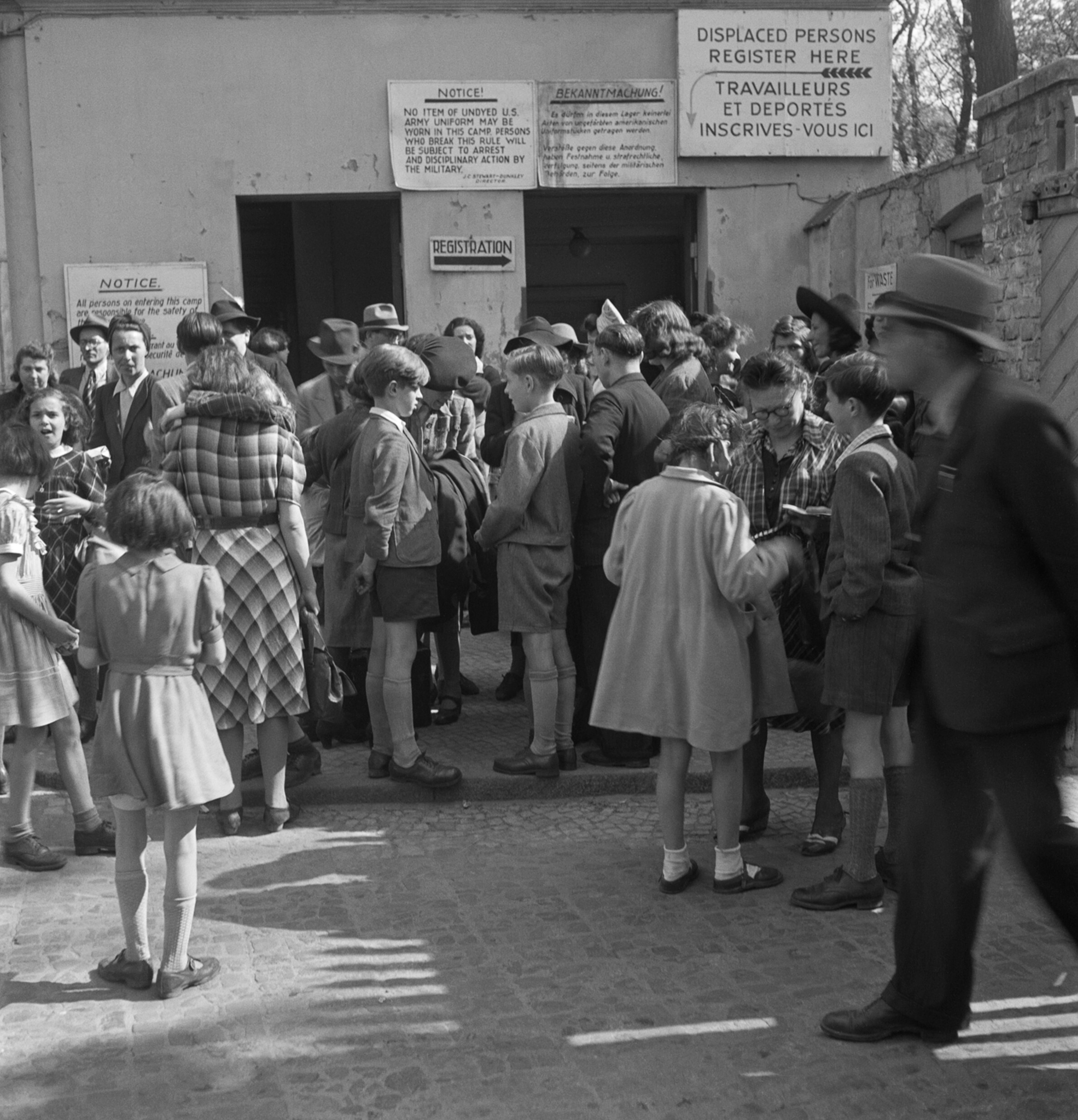 Беженцы толпятся у регистрационного бюро транзитного бюро, лагерь для перемещенных лиц Шлахтензее, Целендорф, Берлин, 1947 год. Фотограф Роман Вишняк