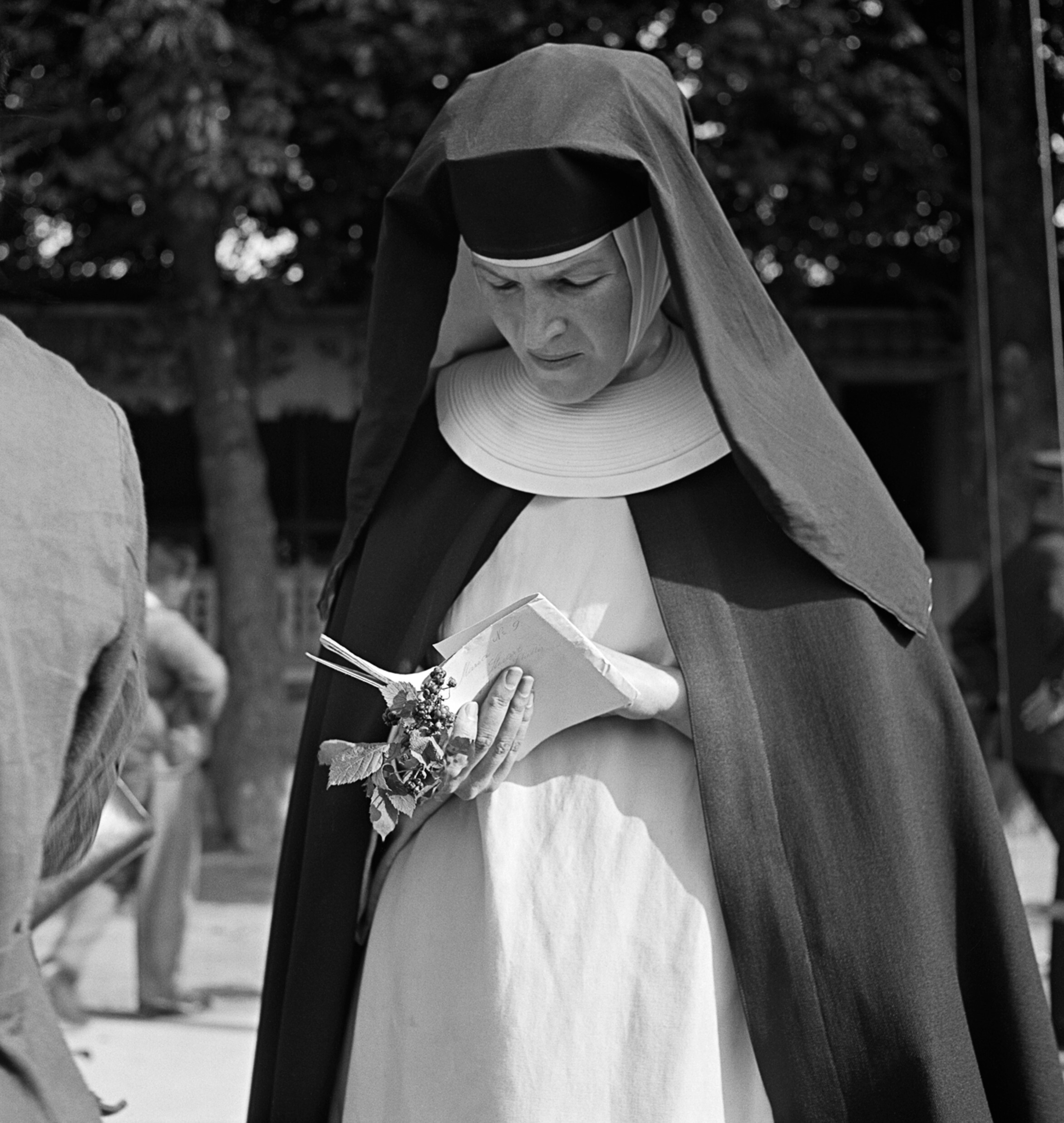 Бенедиктинская монахиня читает, вероятно, Франция, 1930-е годы. Фотограф Роман Вишняк