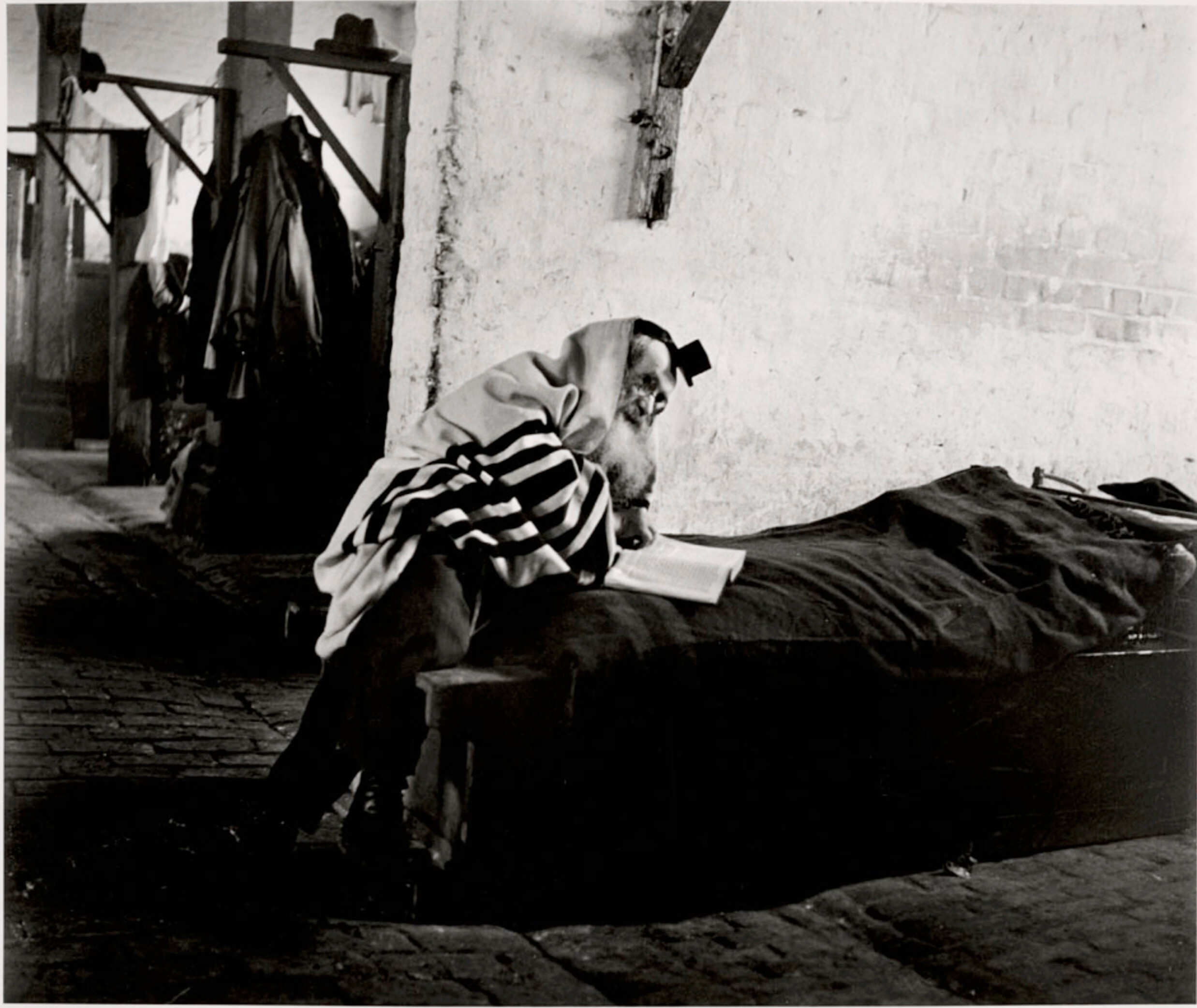 В конце октября 1938 года нацисты насильно репатриировали тысячи польских евреев, проживающих в Германии. Их временно разместили в военных казармах в Збашине, Польша., ноябрь 1938 г. Фотограф Роман Вишняк