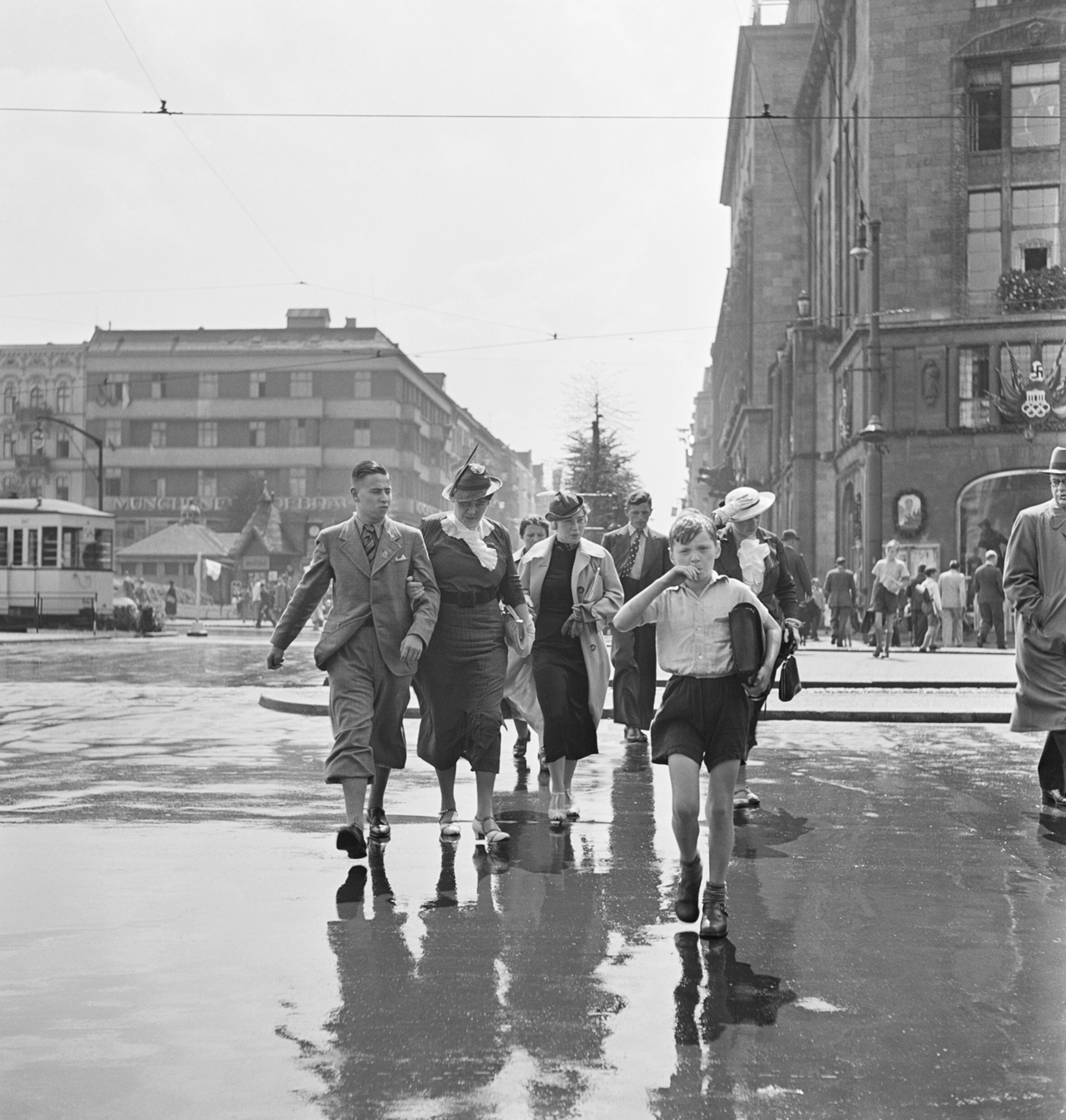 Во время летних Олимпийских игр, Виттенбергплац, Берлин, 1936 год. Фотограф Роман Вишняк