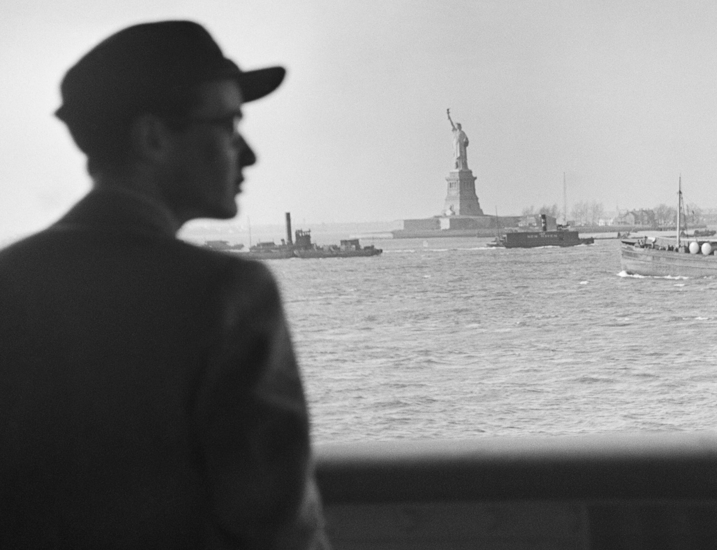 Вольф Вишняк прибывает со своей семьей в гавань Нью-Йорка на пароходе S.S. Siboney, Нью-Йорк, 31 декабря 1940 г. Фотограф Роман Вишняк