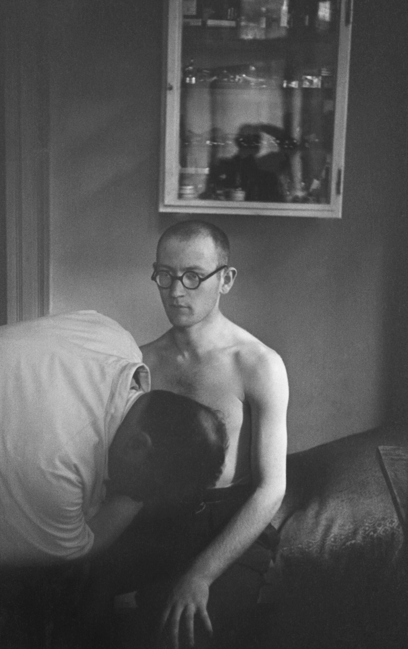 Врач осматривает грудную клетку пациента в еврейской поликлинике в Берлине, середины-конца 1930-х гг. Фотограф Роман Вишняк