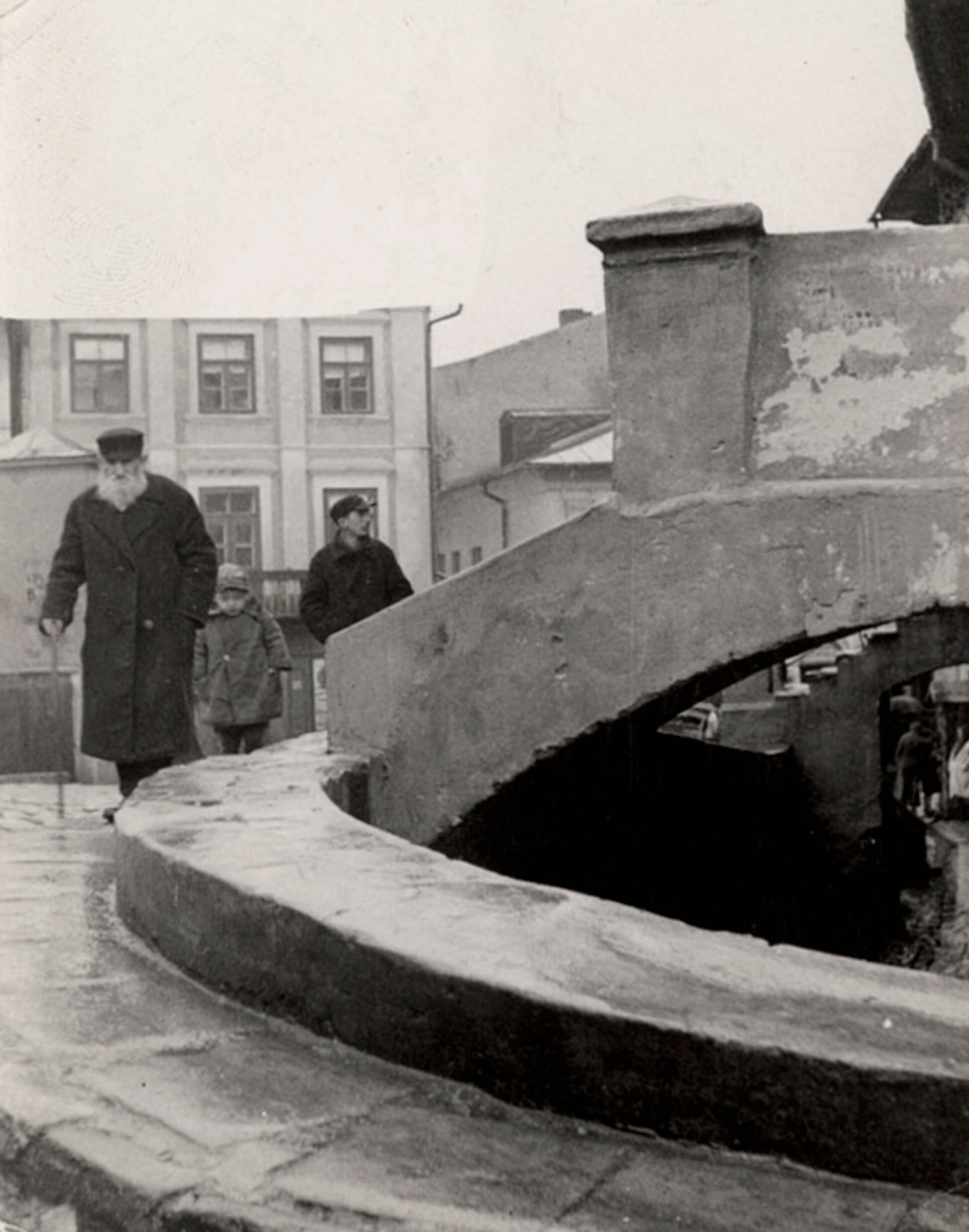 Вход в исторический двор рабби Гедалии, еврейский район Люблина, ок. 1935-38 гг.  Фотограф Роман Вишняк