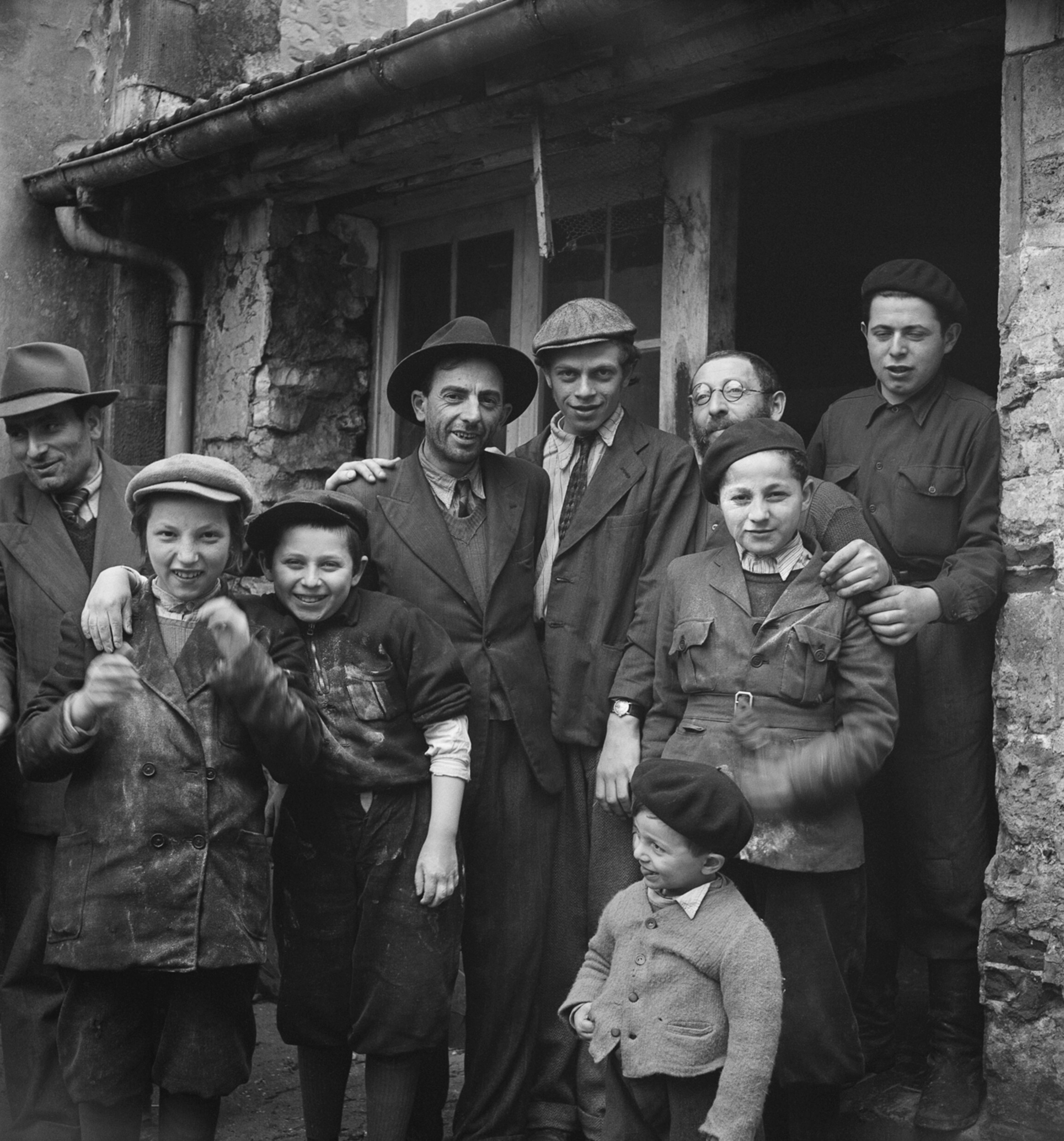 Выжившие после Холокоста собираются возле здания, где готовится маца в рамках подготовки к празднику Песах, лагерь для перемещенных лиц Энонвиль, Пикардия, Франция, 1947 год. Фотограф Роман Вишняк