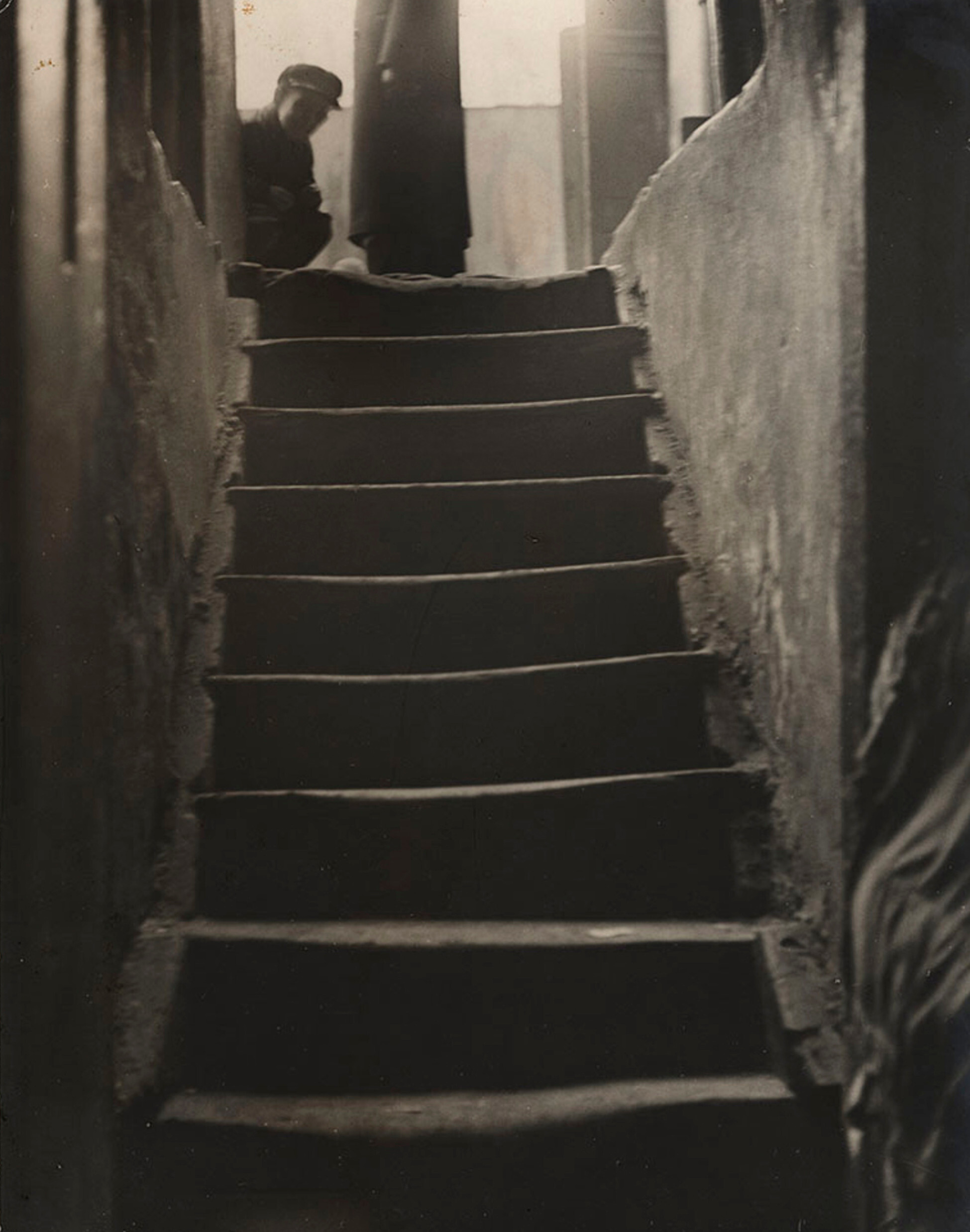 Выход из сети многоквартирных подвальных домов, улица Крохмальная, Варшава, ок. 1935-38 гг. Фотограф Роман Вишняк