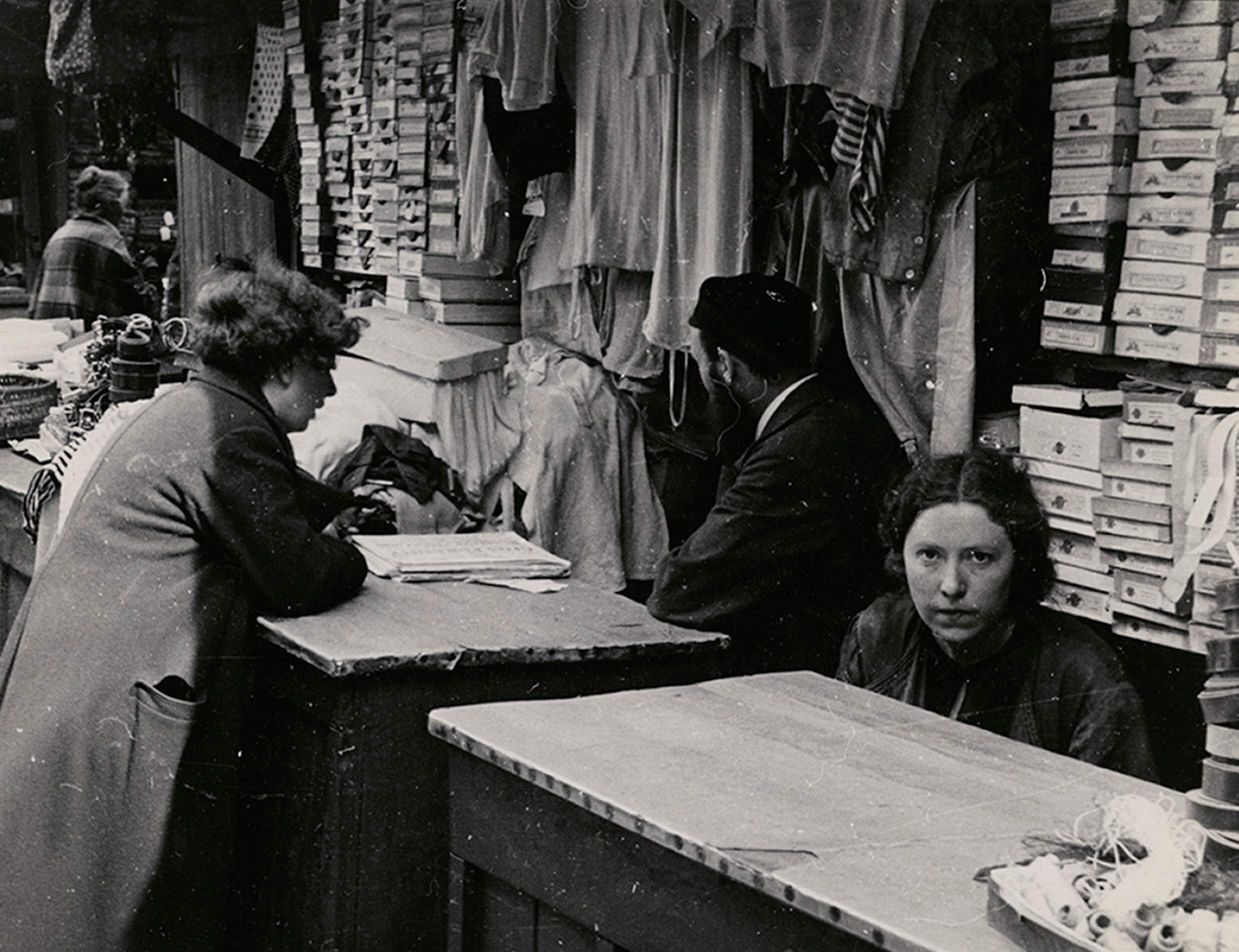 Галантерея на открытом рынке, Варшава, ок. 1935-38 гг. Фотограф Роман Вишняк