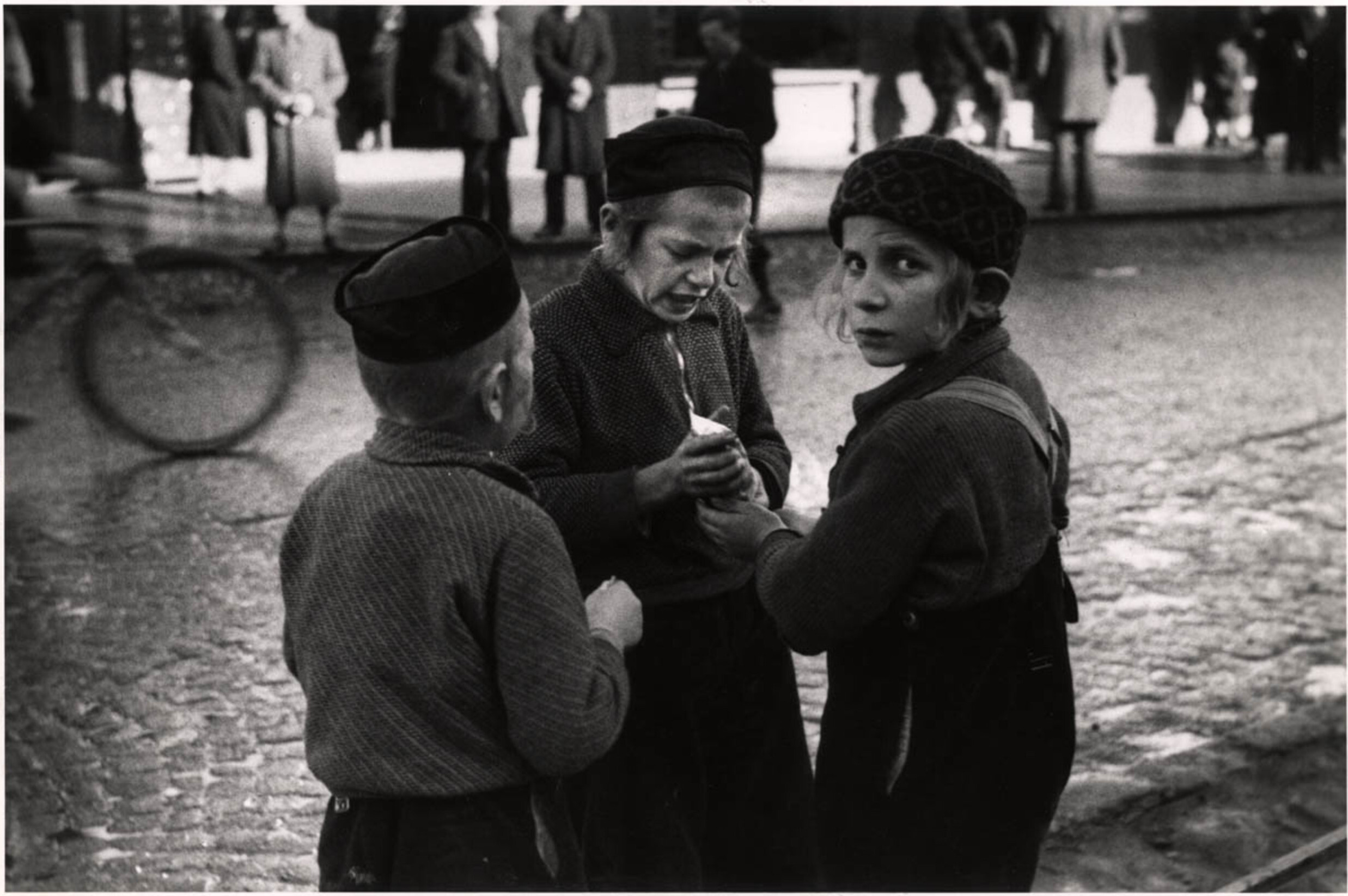 Городские мальчики. Мукачево, ок. 1935-38 Фотограф Роман Вишняк