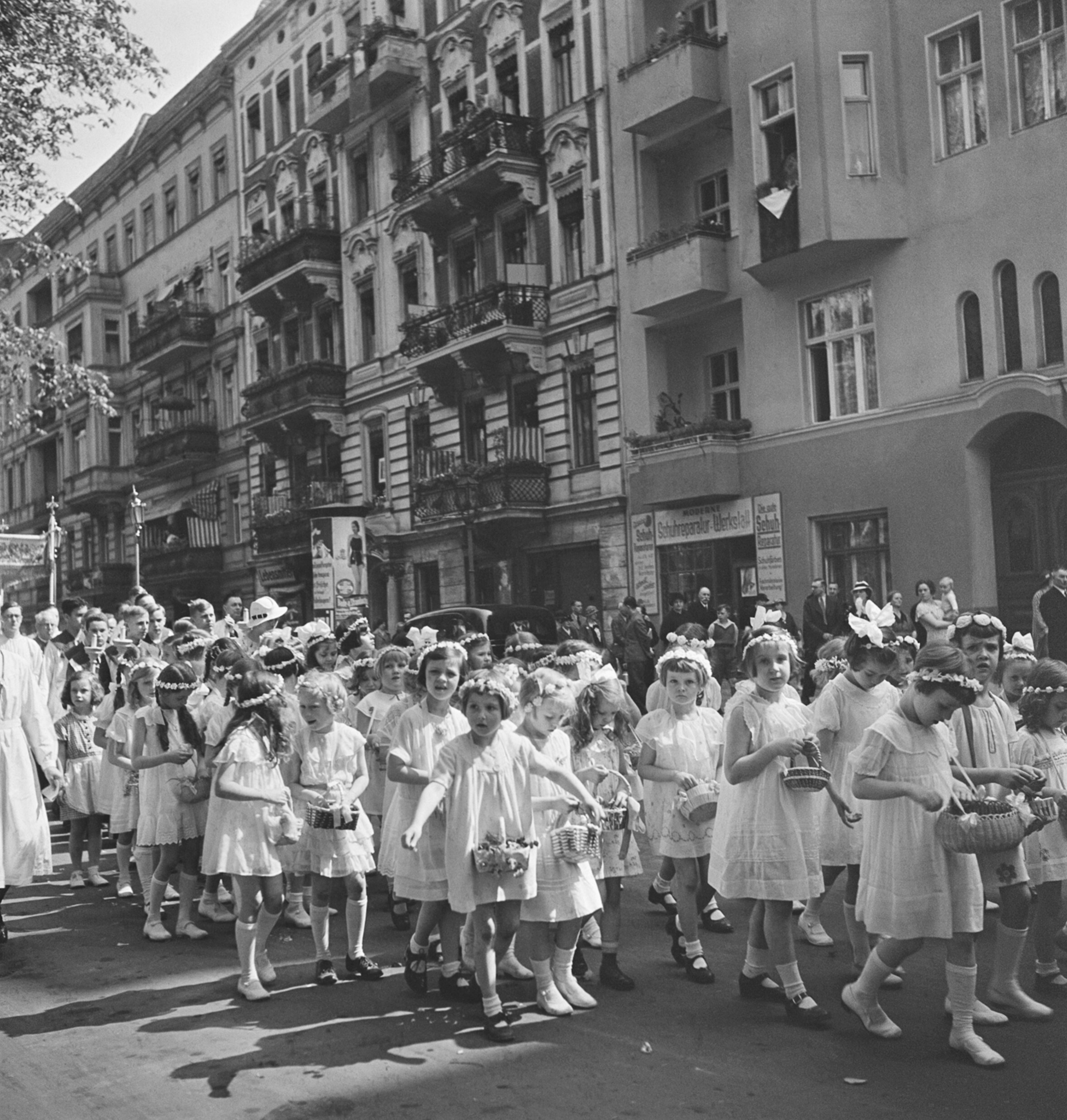Девушки, участвующие в процессии Корпус-Кристи, Вена или Берлин, 1930-е годы. Фотограф Роман Вишняк