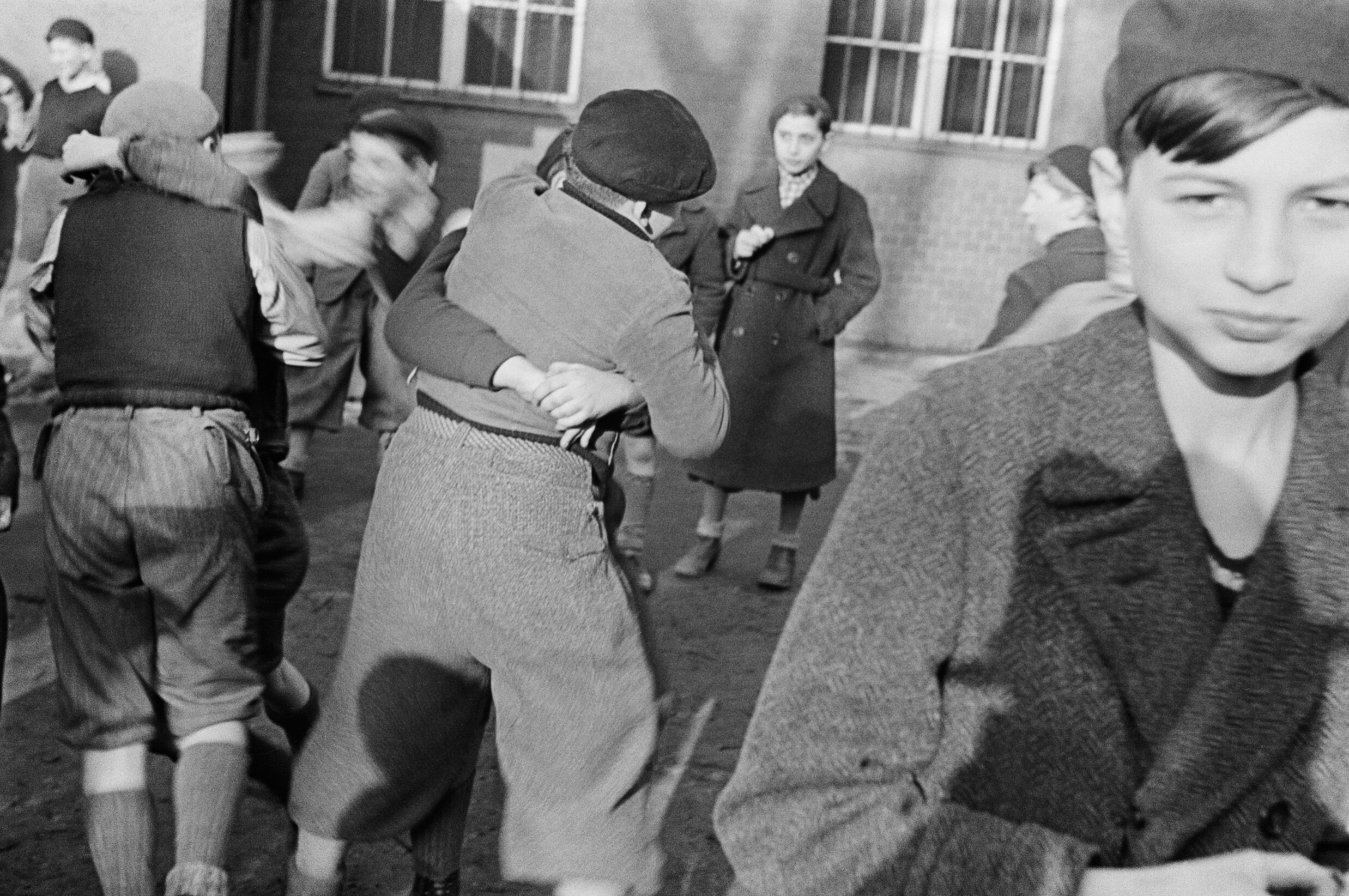 Дети борются у еврейской благотворительной столовой, Берлин, середины-конца 1930-х гг. Фотограф Роман Вишняк