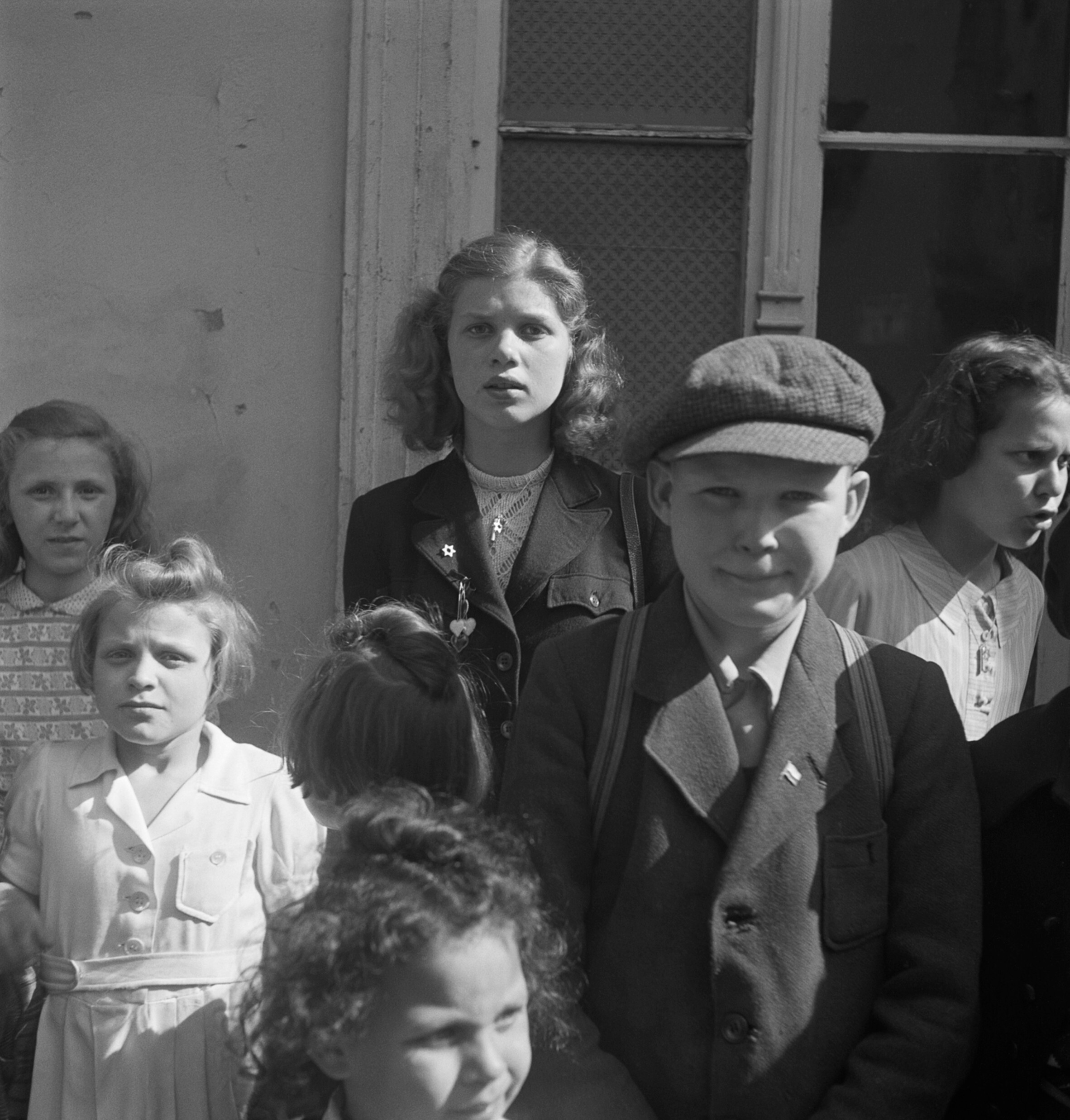 Дети ждут у регистратуры транзитного бюро, лагерь для перемещенных лиц Шлахтензее, Целендорф, Берлин, 1947 год. Фотограф Роман Вишняк