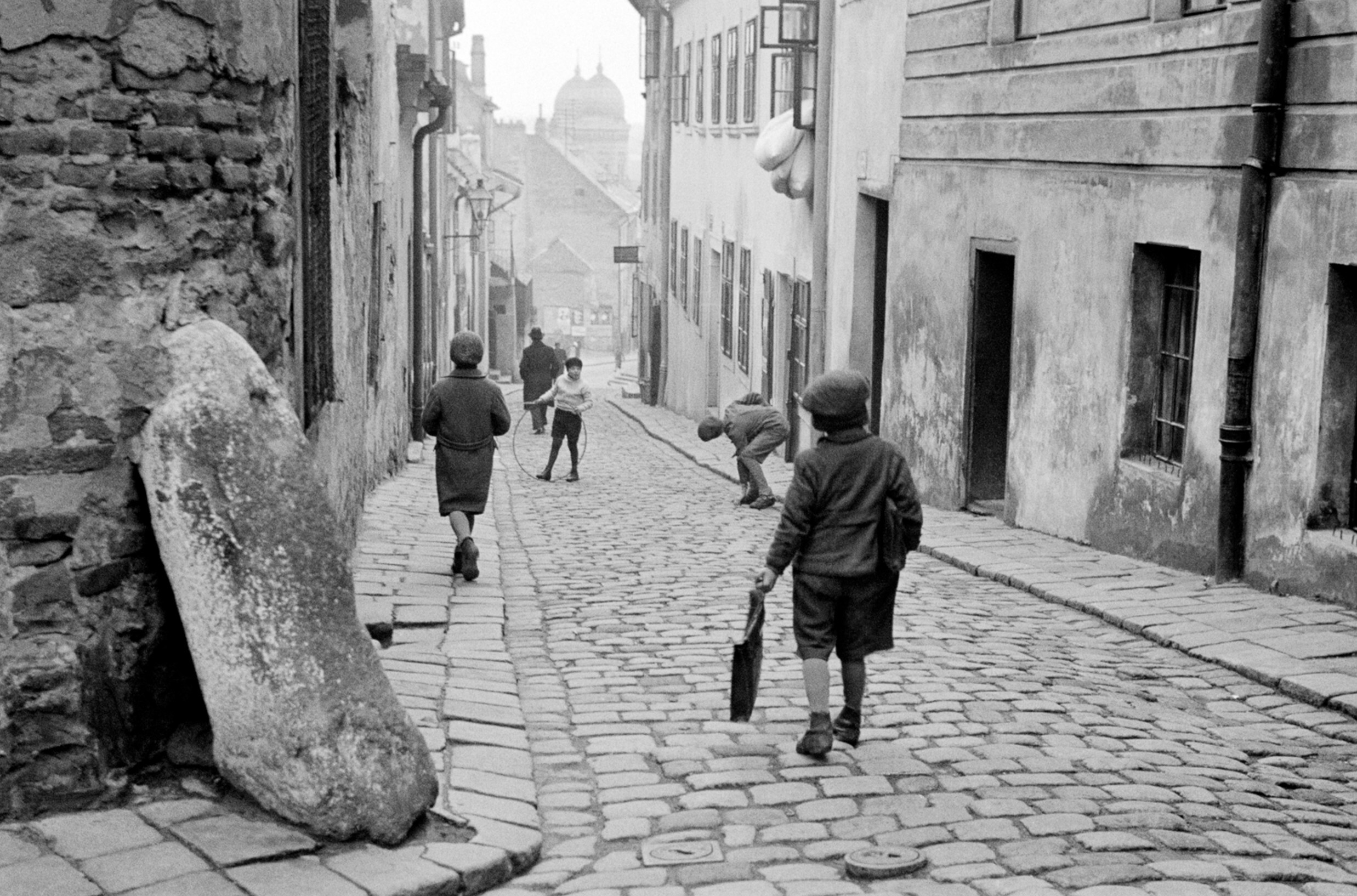 Дети играют в Еврейском квартале, Братислава, ок. 1935–38 гг. Фотограф Роман Вишняк