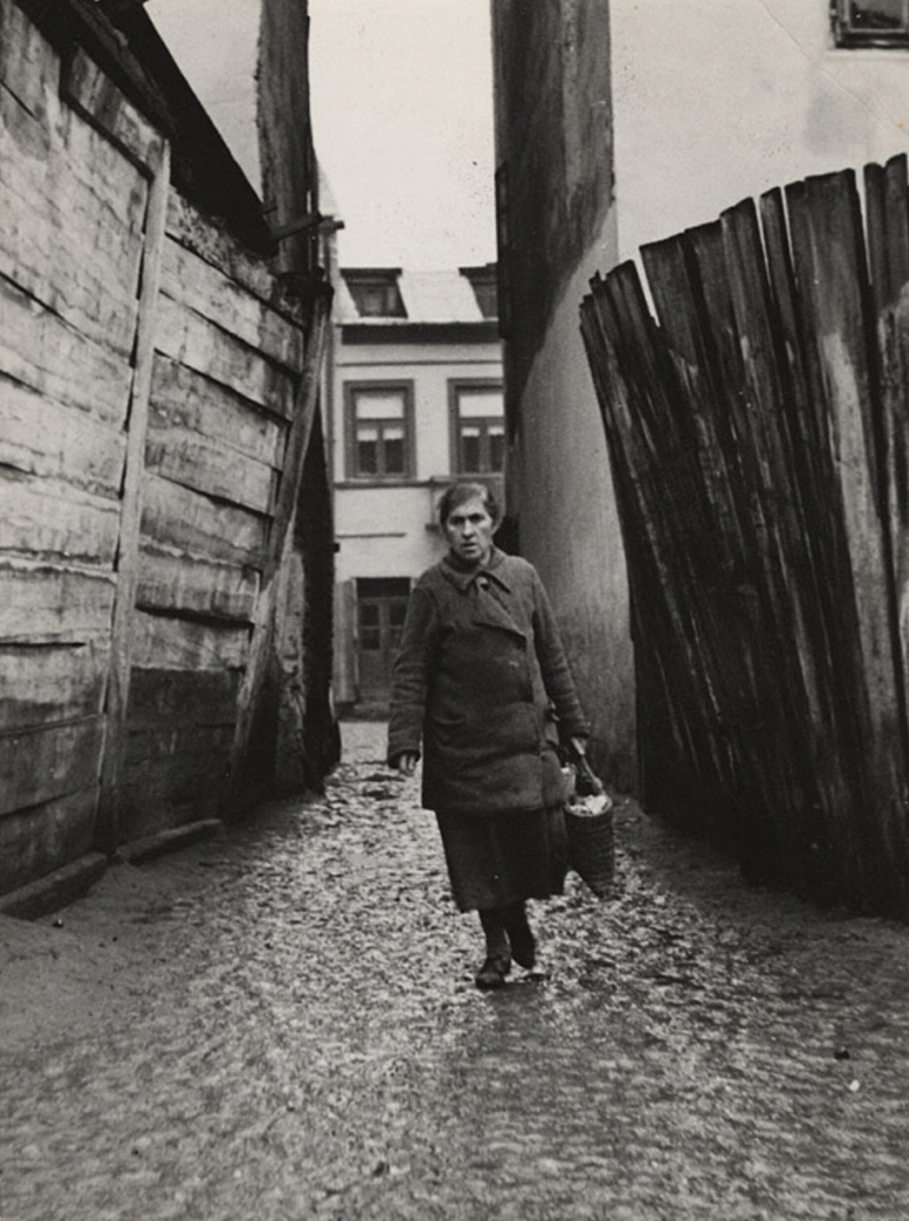 Домохозяйка возвращается домой, еврейский район Люблина, ок. 1935-38 гг. Фотограф Роман Вишняк