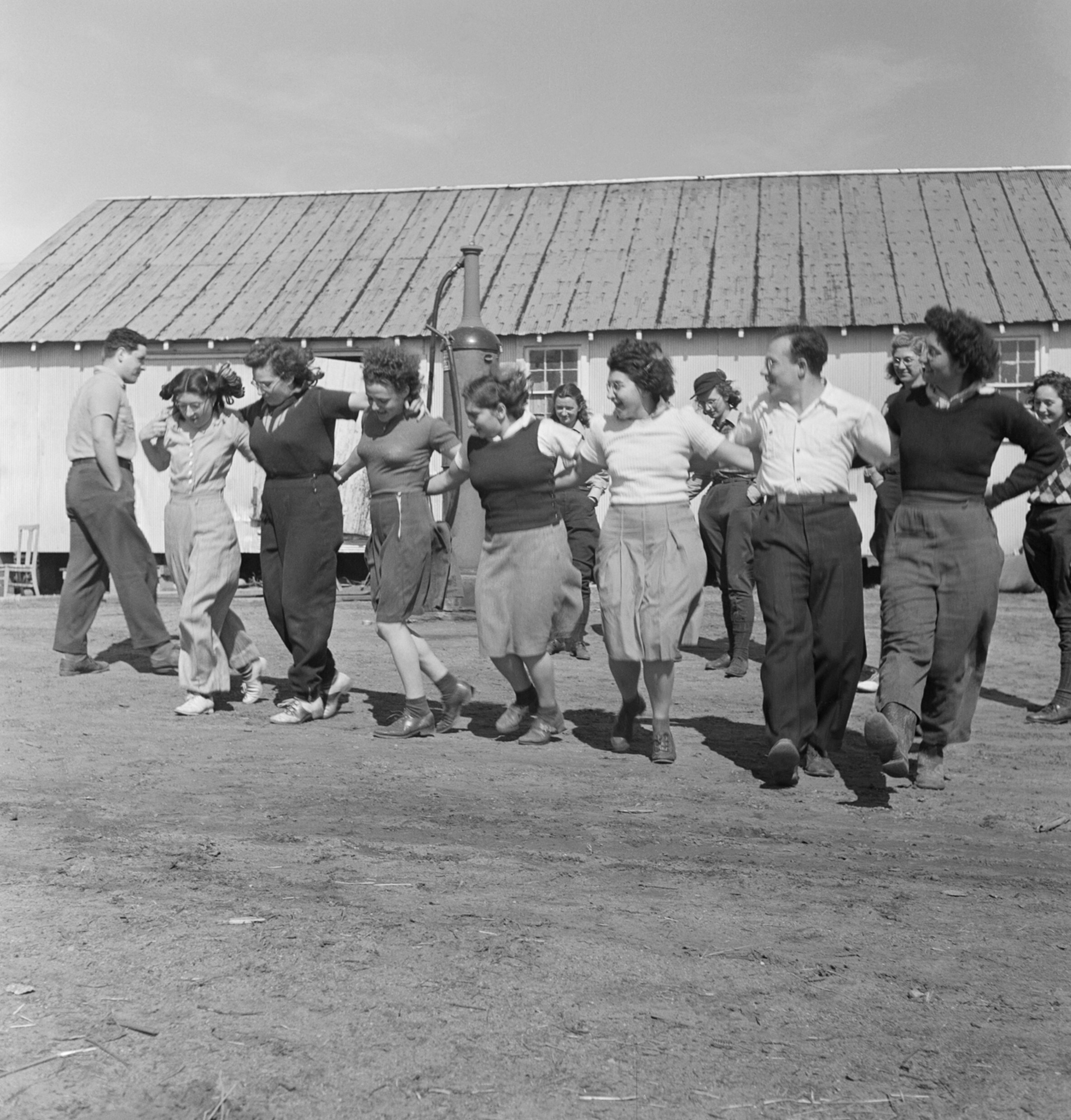 Еврейская молодежь танцует Черкесию, жанр танца с Кавказа, принятый еврейскими пионерами и принесенный в Палестину, Werkdorp Nieuwesluis, Wieringermeer, Нидерланды, ок. 1938 год. Фотограф Роман Вишняк