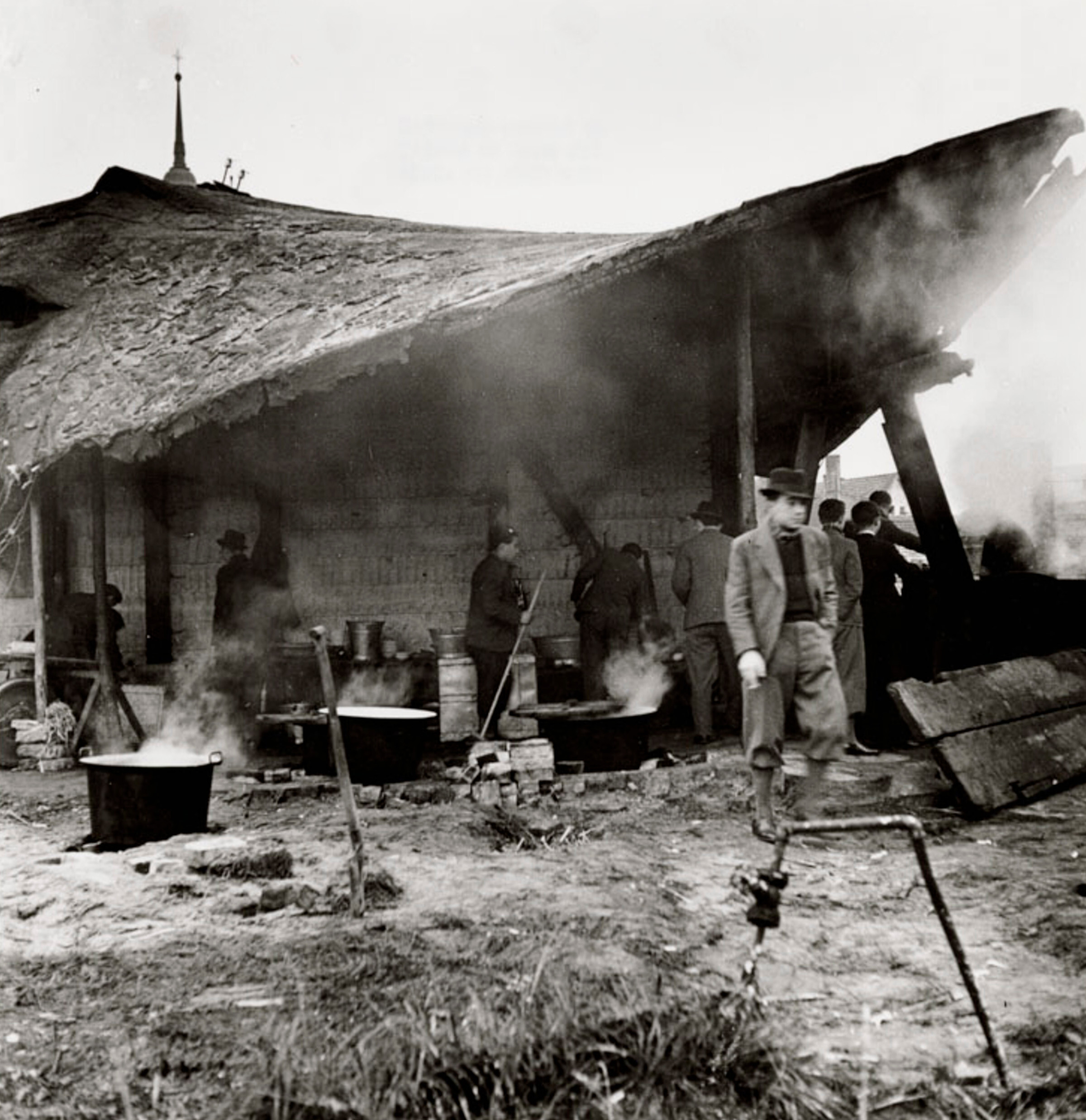 Еврейские беженцы в импровизированной уличной кухне, польский лагерь для интернированных, Збашин, ноябрь 1938 г. Фотограф Роман Вишняк