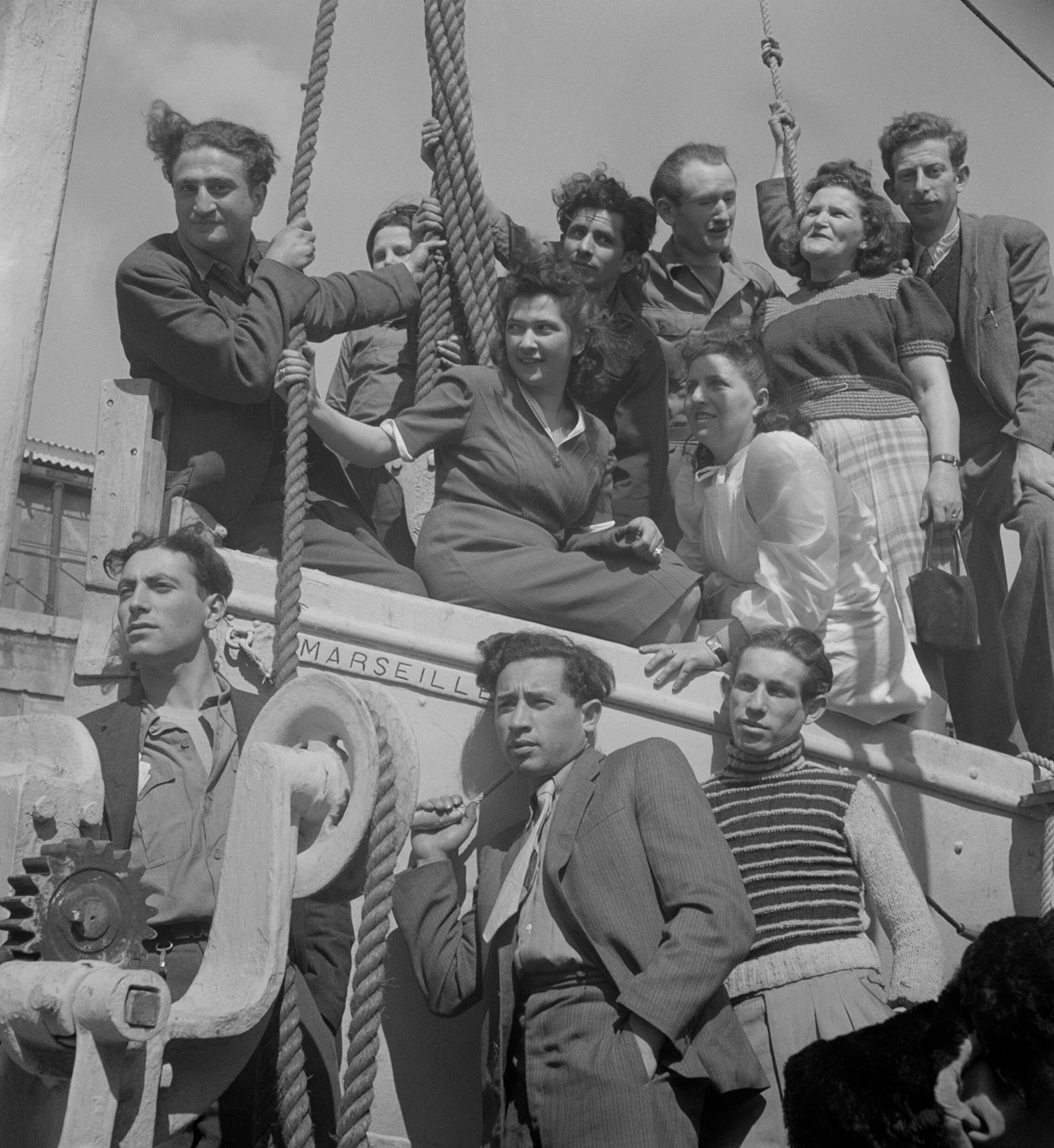 Еврейские беженцы из Германии уезжают в Палестину на борту парохода Провиденс, Марсельская гавань, Апрель 1947 года. Фотограф Роман Вишняк
