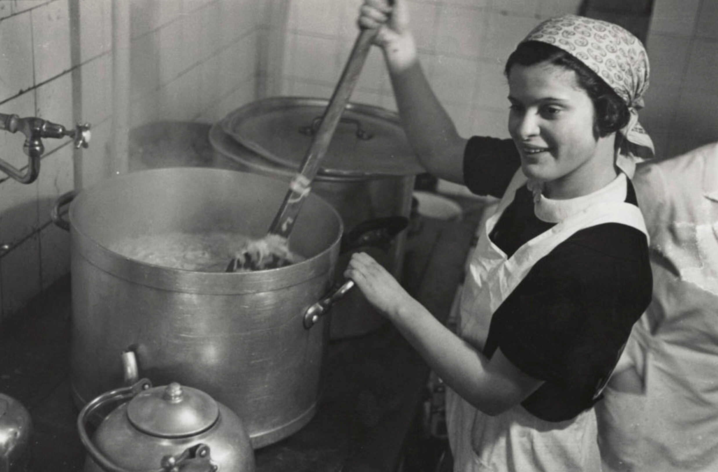Женщина на кухне, Гут Винкель, тренировочная ферма для немецкой еврейской молодежи, надеющейся иммигрировать в Палестину, Шпреенхаген-ин-дер-Марк, Бранденбург, Германия, ок. 1938 г. Фотограф Роман Вишняк