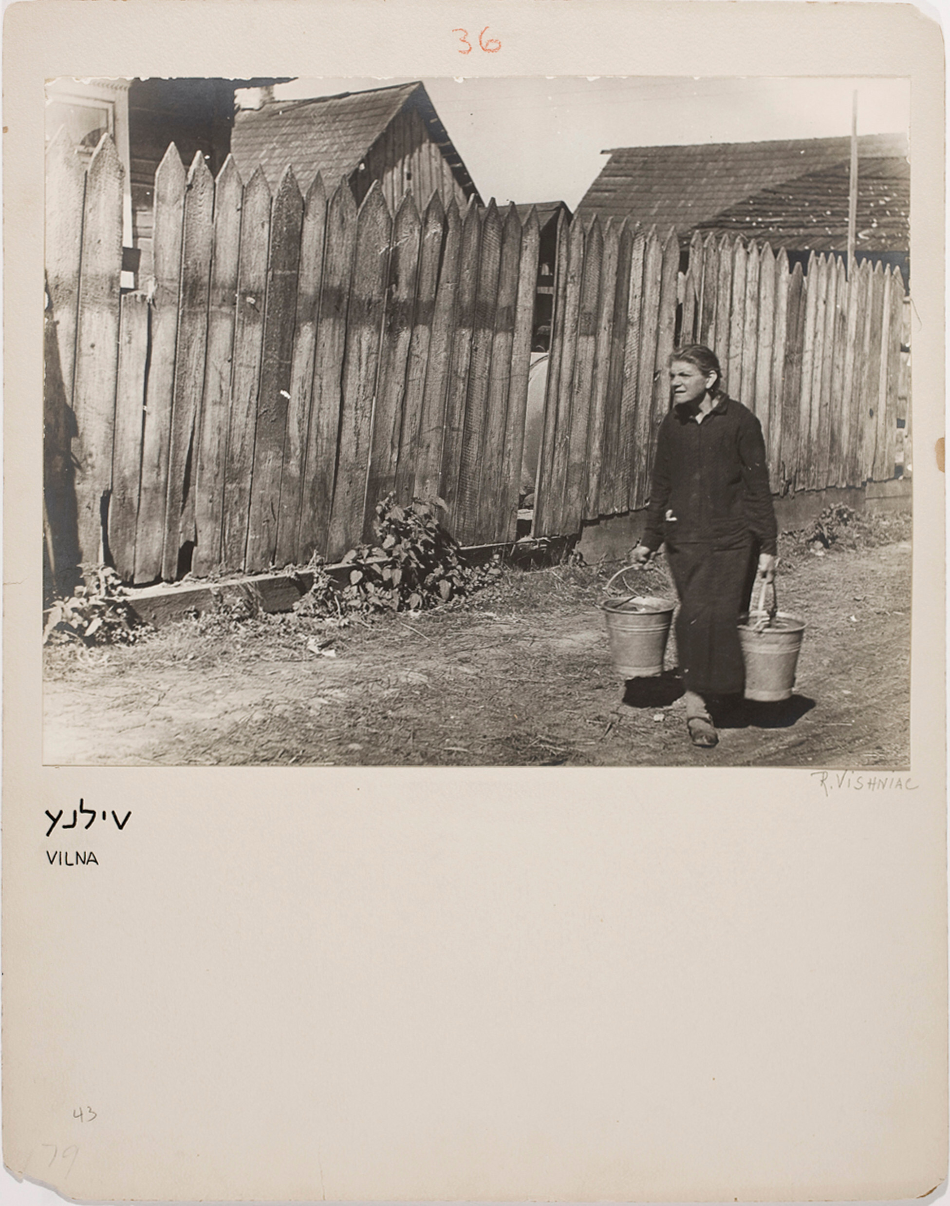 Женщина с металлическими ведрами, Вильно, ок. 1935-38 гг. Фотограф Роман Вишняк