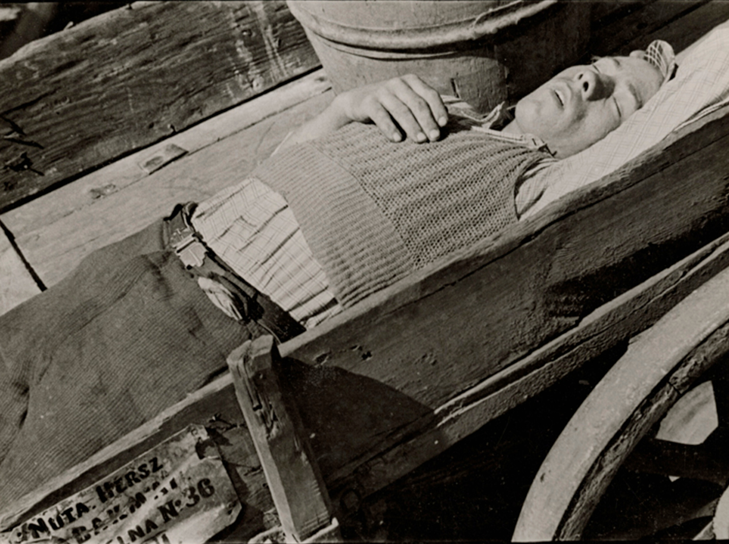 Измученный. Перевозчик тяжелых грузов, Варшава, ок. 1935-38 гг. Фотограф Роман Вишняк