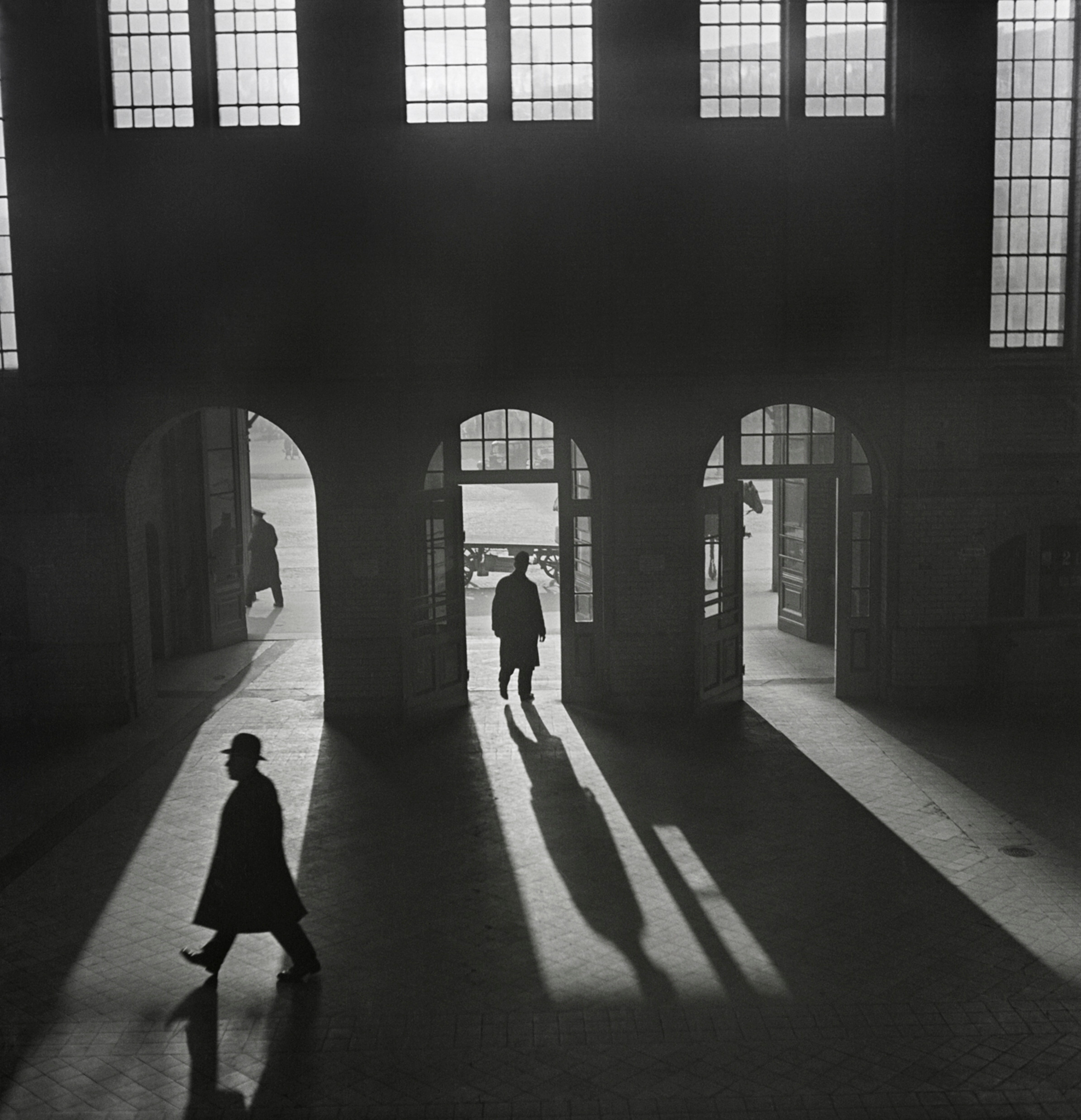 Интерьер железнодорожного вокзала Anhalter Bahnhof возле Потсдамской площади, Берлин, 1929–начало 1930-х гг. Фотограф Роман Вишняк
