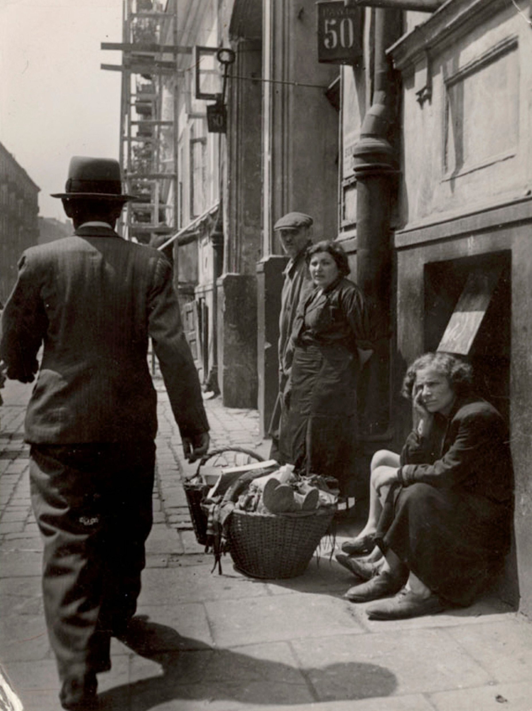 Каждый прохожий вселяет надежду, Варшава, ок. 1935-38 гг. Фотограф Роман Вишняк