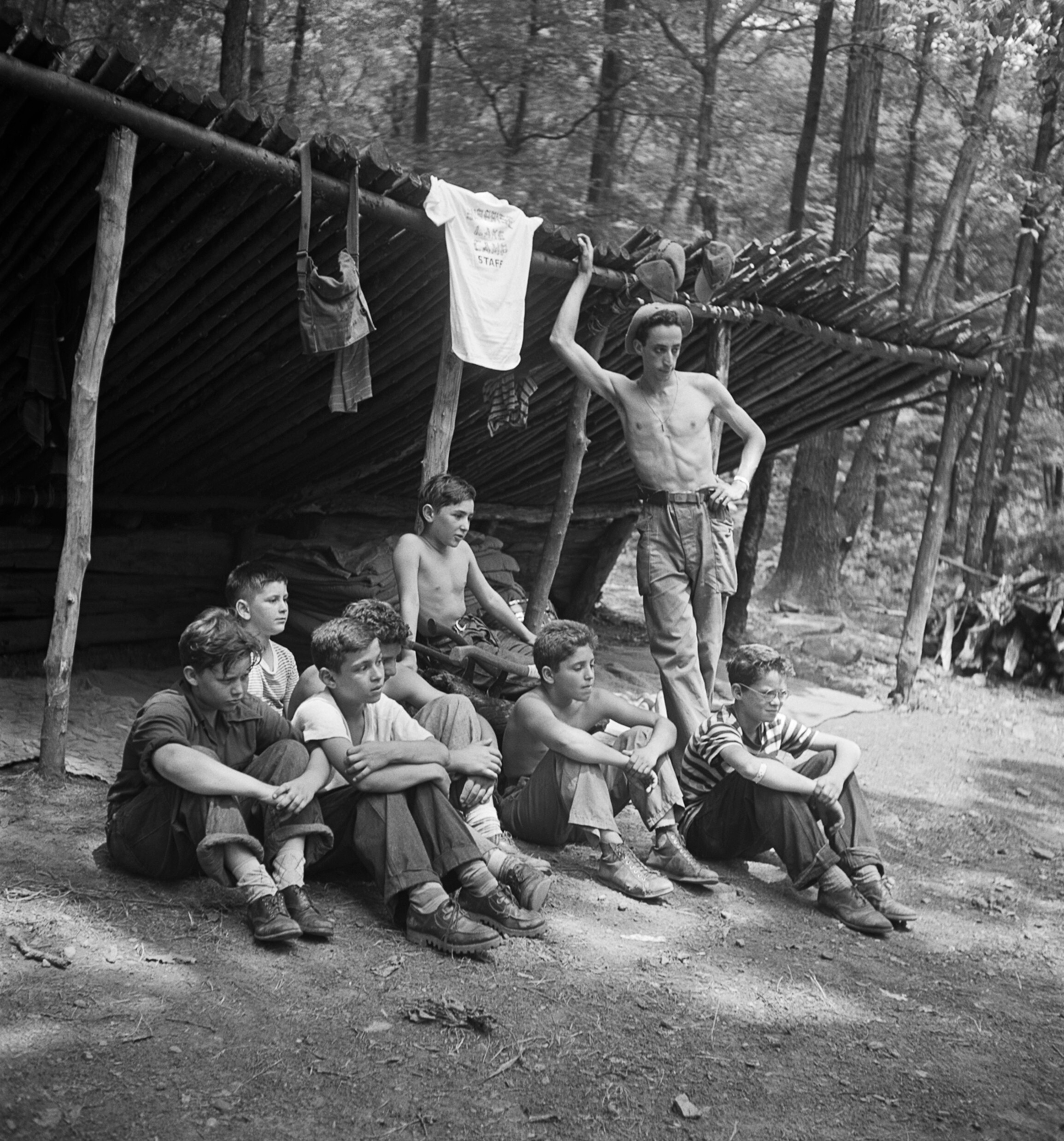 Кемперы и вожатые лагеря Сюрприз-Лейк, Колд-Спринг, Нью-Йорк, 1940-е годы. Фотограф Роман Вишняк
