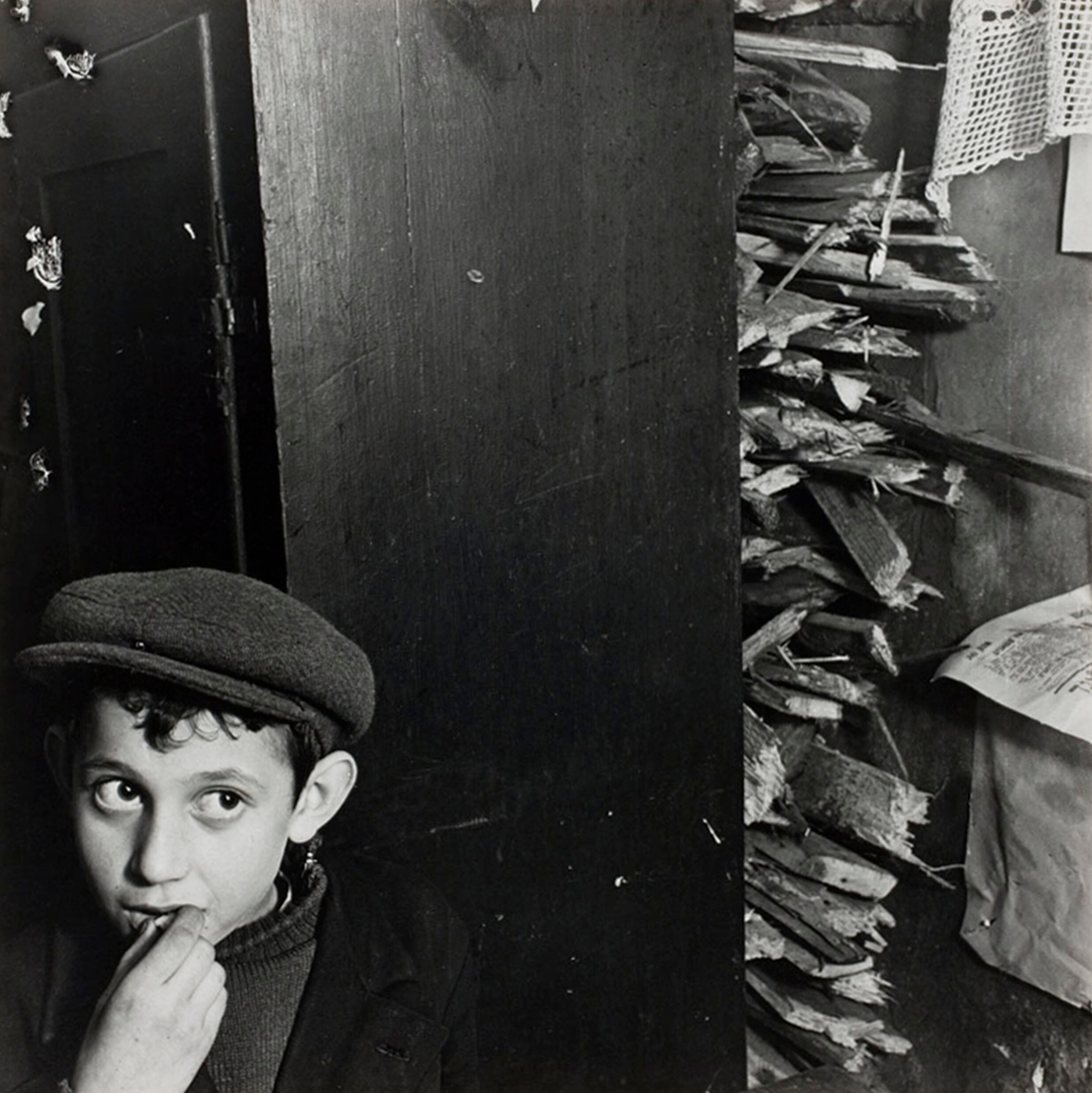 Мальчик с растопкой в ​​подвальном доме, улица Крохмальная, Варшава, ок. 1935–38 гг. Фотограф Роман Вишняк
