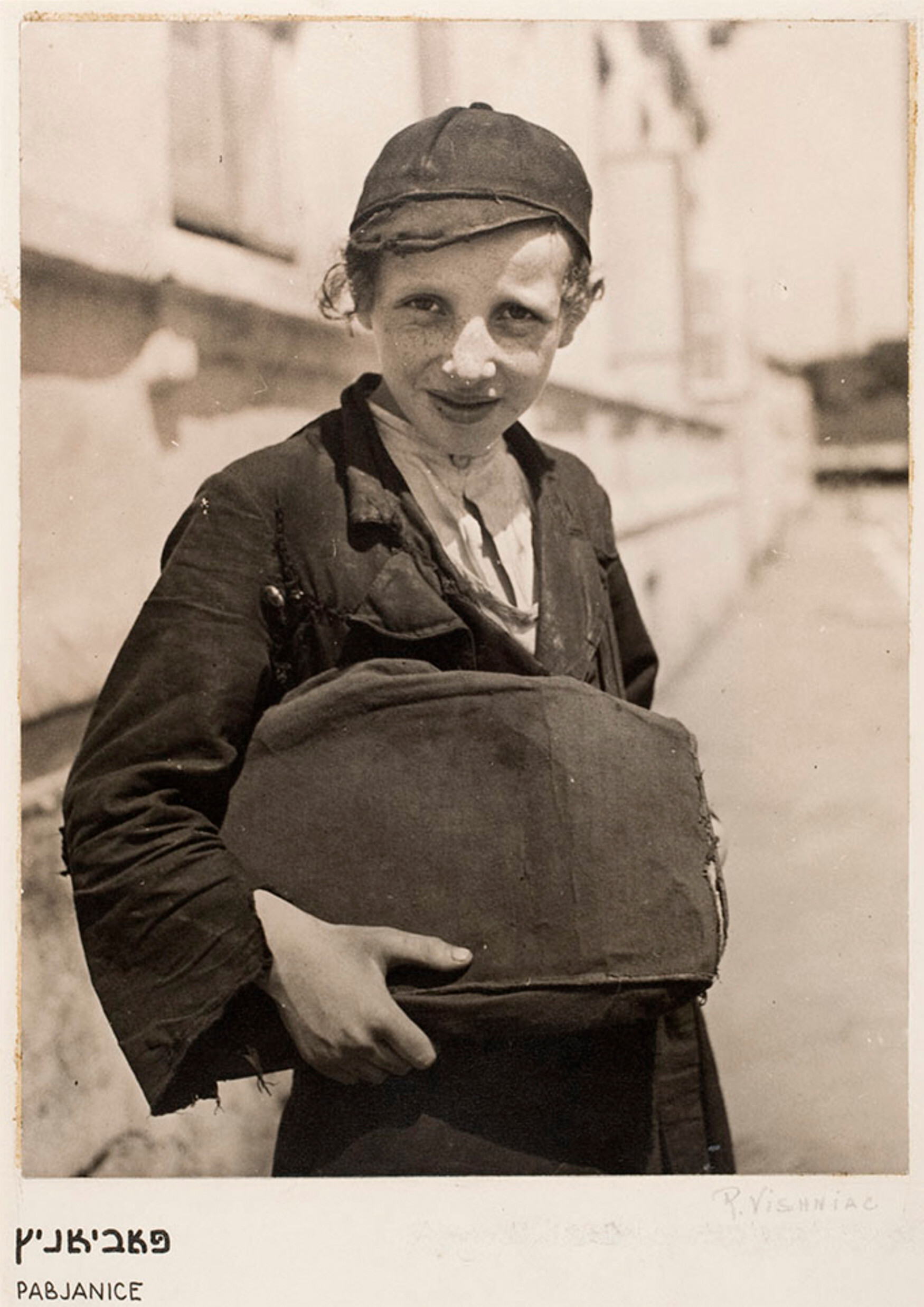 Мальчик держит свою сумку, Пабьянике., ок. 1935-38 гг. Фотограф Роман Вишняк