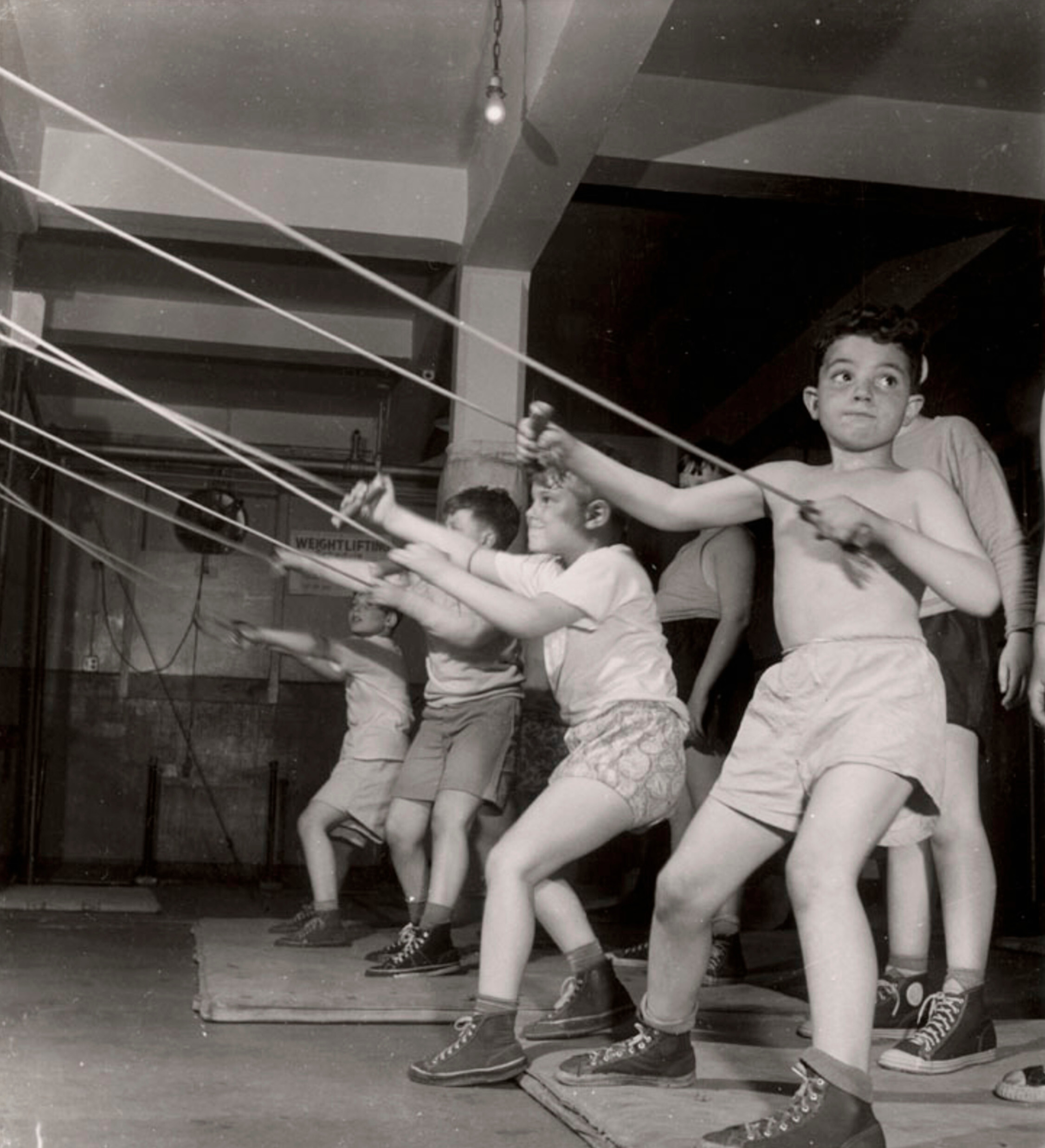 Мальчики тренируются в спортзале Еврейского общинного дома Бенсонхерст, Бруклин, Нью-Йорк, ок. 1949 г. Фотограф Роман Вишняк