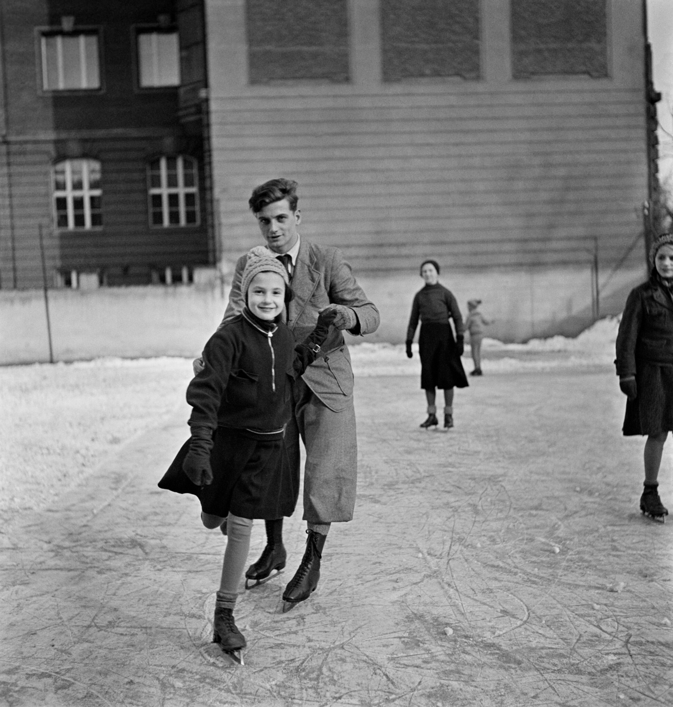 Мара Вишняк берет уроки фигурного катания, Берлин, ок. 1934 г. Фотограф Роман Вишняк