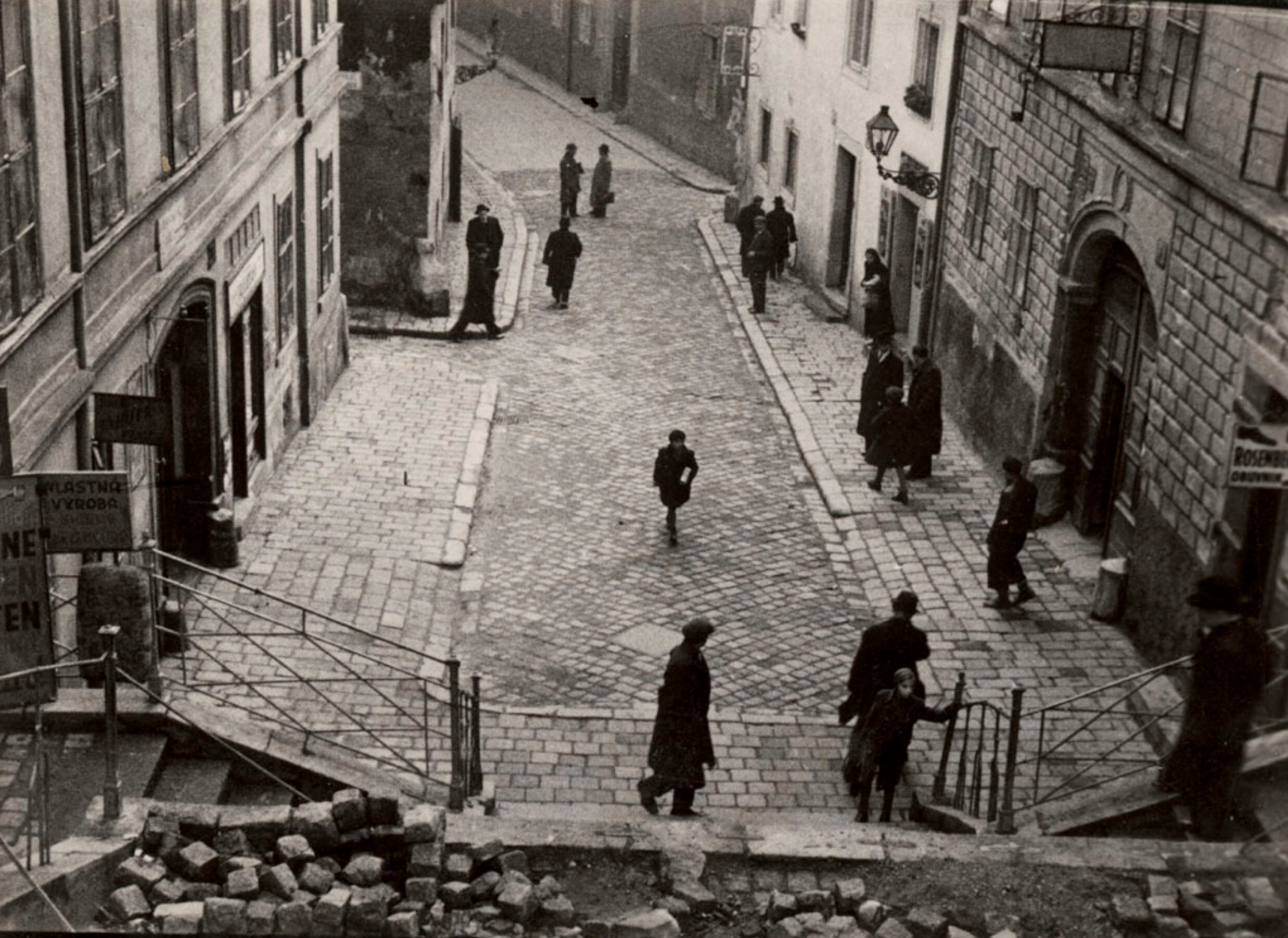 Место встречи высоких и низких улиц в Еврейском квартале, Братислава, ок. 1935–38 гг. Фотограф Роман Вишняк