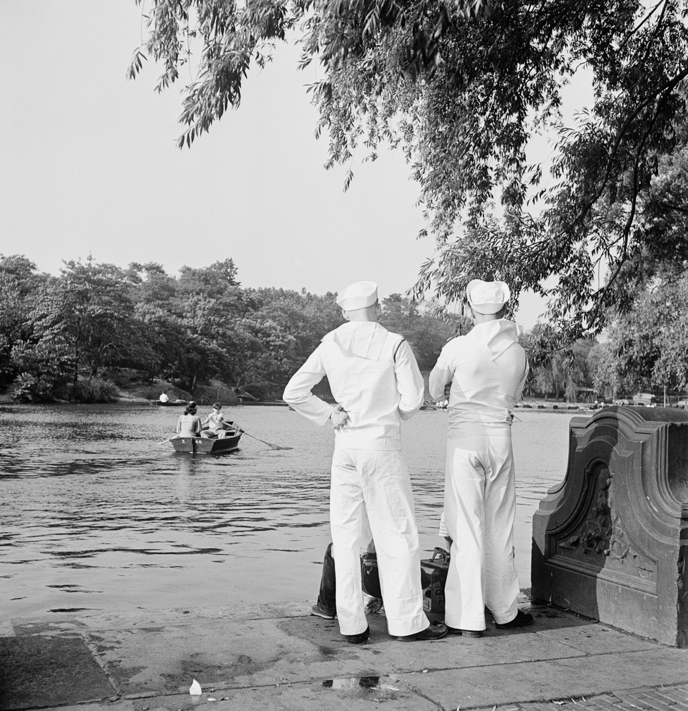 Моряки наблюдают за гребными лодками в Центральном парке, Нью-Йорк, 1942-44 гг. Фотограф Роман Вишняк