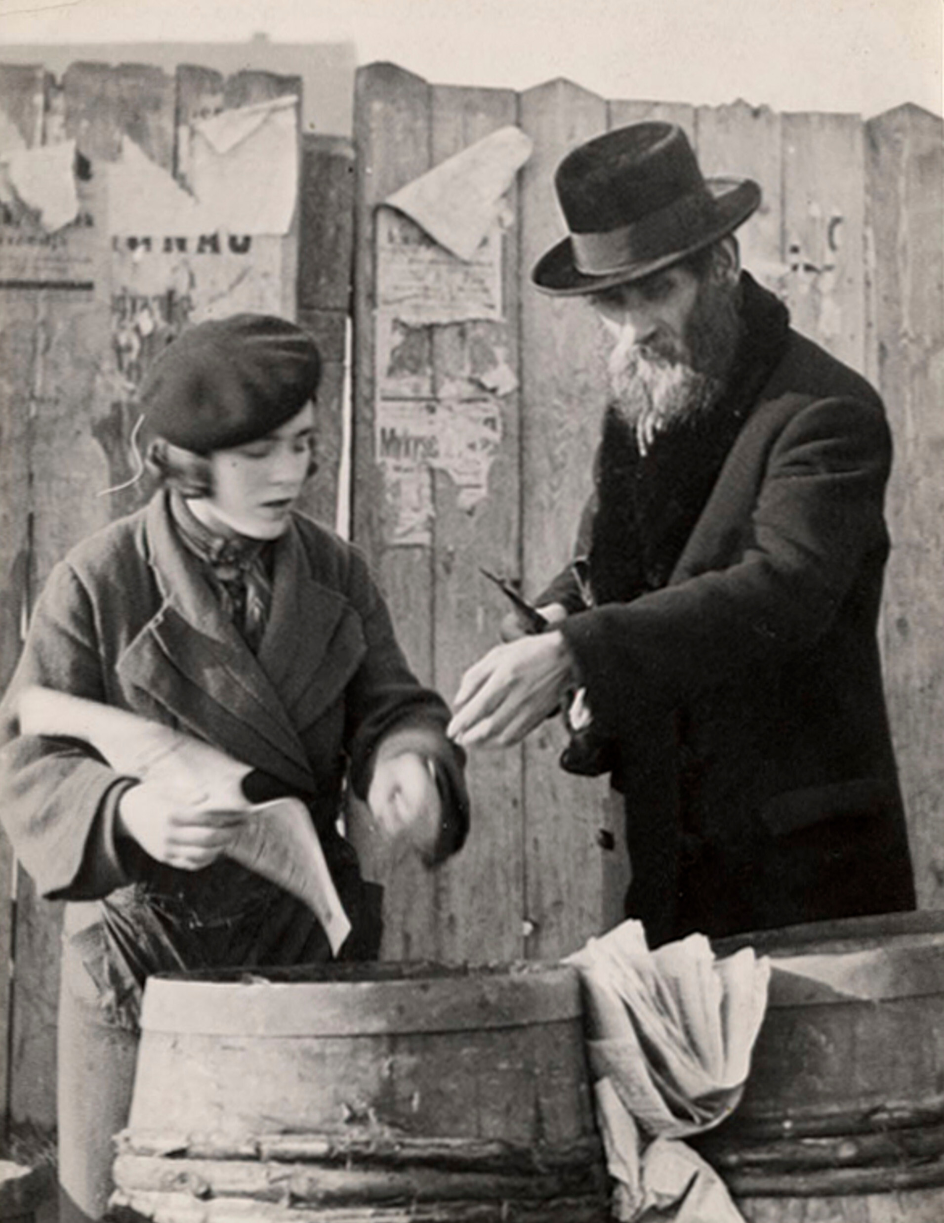 Мужчина покупает селедку, для субботней трапезы, Мукачево, ок. 1935-38 гг. Фотограф Роман Вишняк