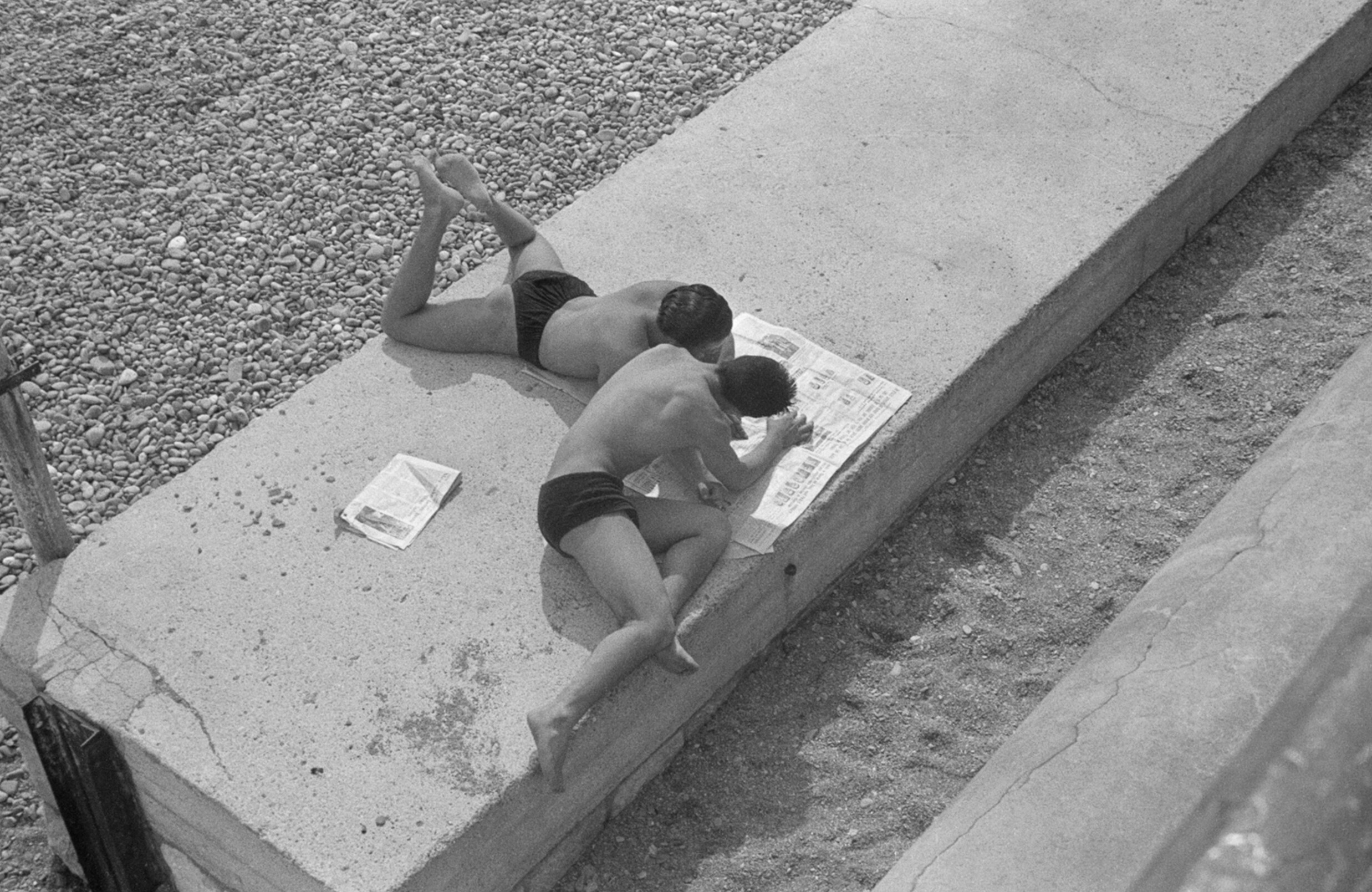 Мужчины читают газету на пляже, Ницца, Франция, ок. 1939 год. Фотограф Роман Вишняк