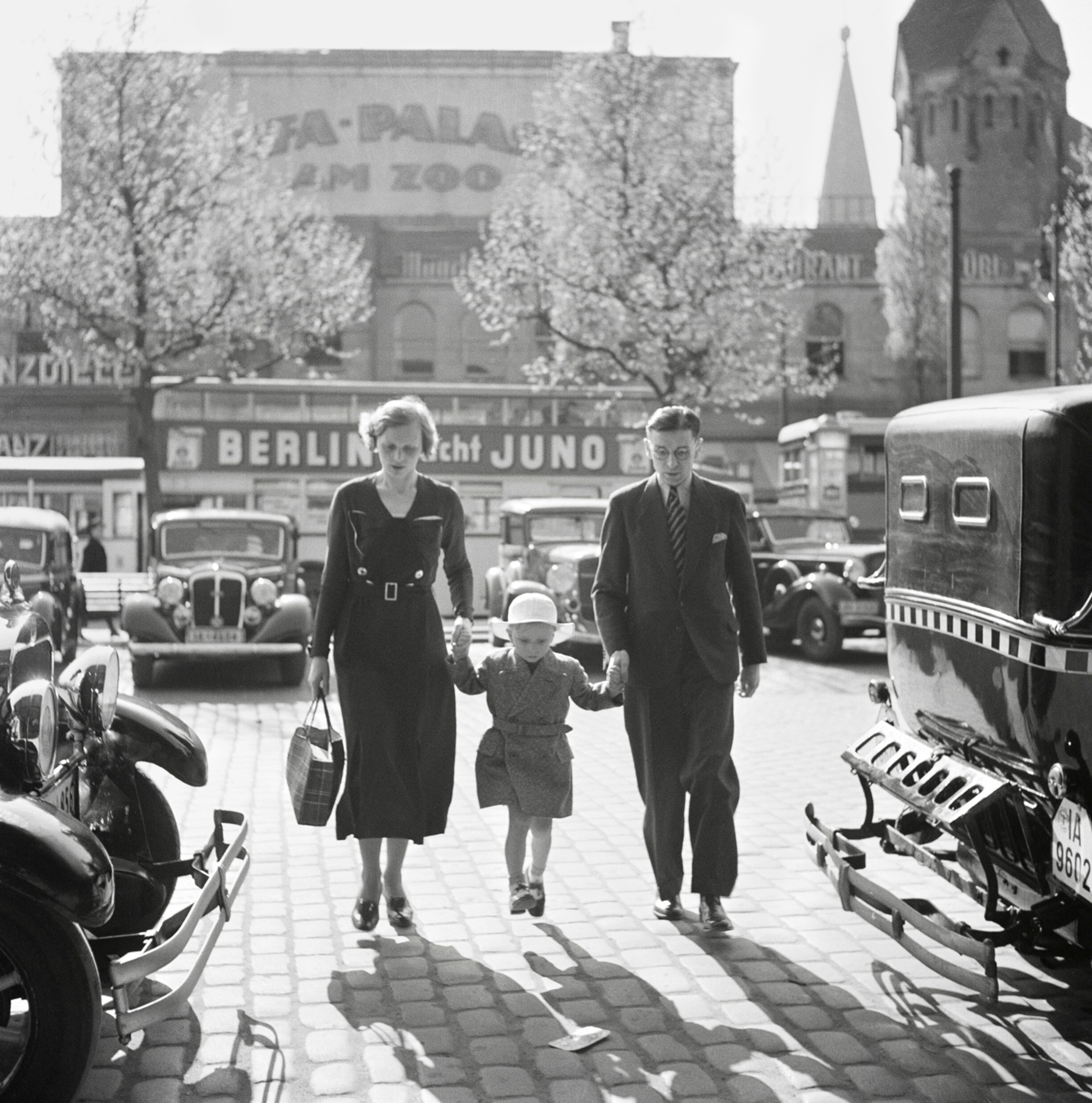 Немецкая семья идет между такси перед кинотеатром Уфа-Палас, Берлин, 1929-начало 1930-х гг. Фотограф Роман Вишняк