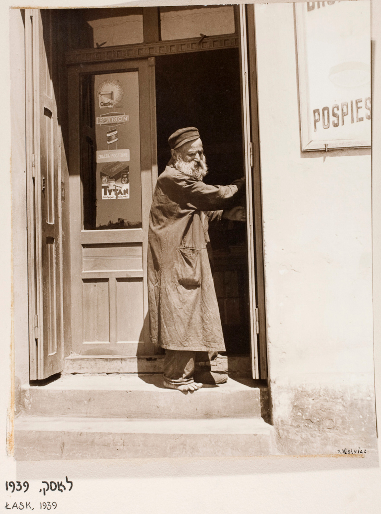 Нищий стоит у еврейской типографии во время польских антисемитских бойкотов, Ласк, ок. 1935-38 гг. Фотограф Роман Вишняк