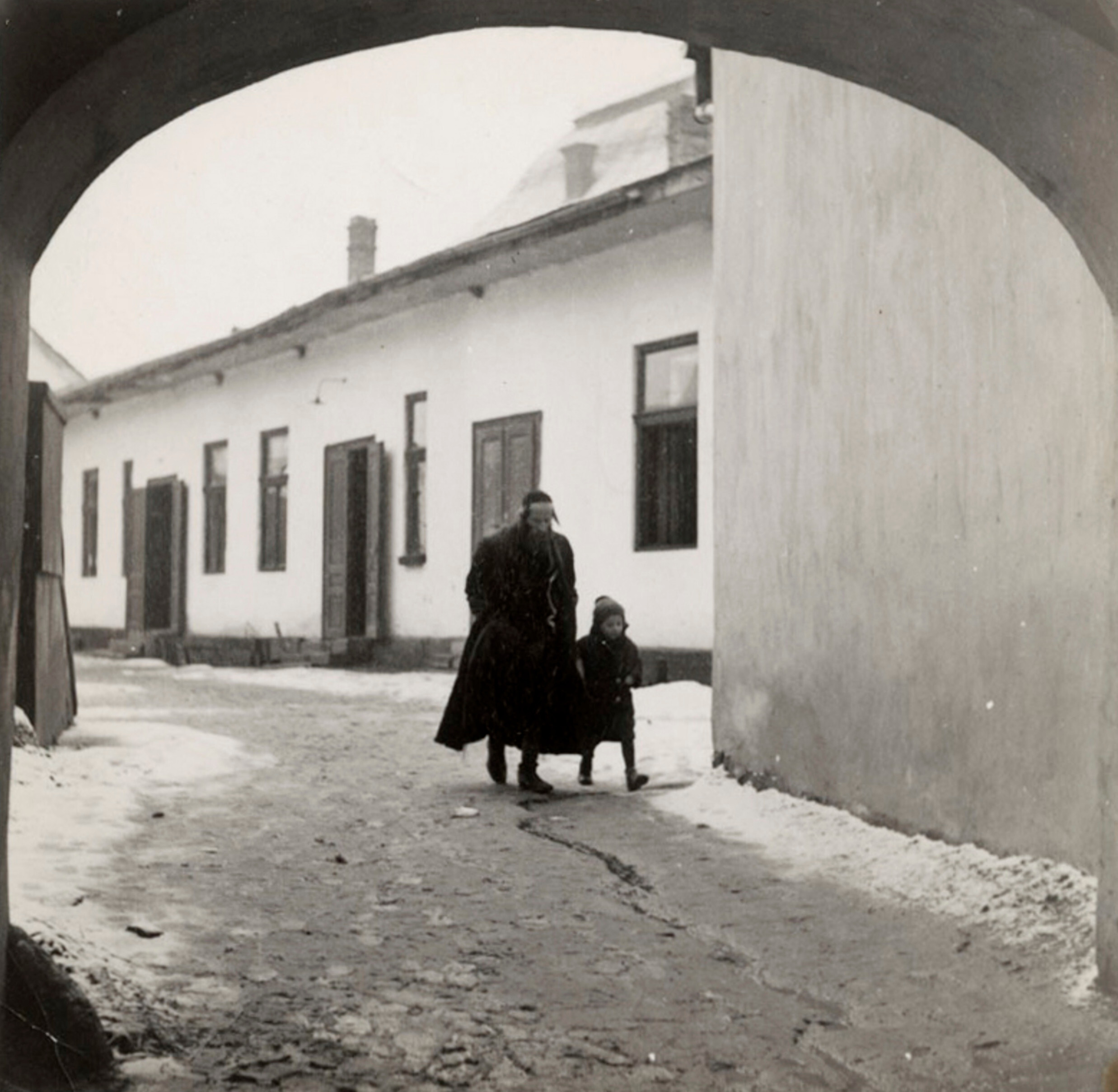 Отец ведет сына на первый день хедера (еврейская начальная школа), Мукачево, ок. 1935-38 гг. Фотограф Роман Вишняк