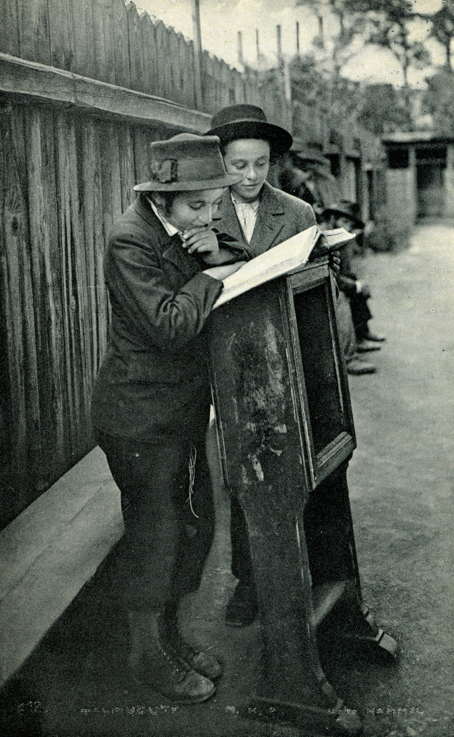 Открытка от Вишняка в Мукачево его дочери Маре в Берлине, 1937 г. Фотограф Роман Вишняк