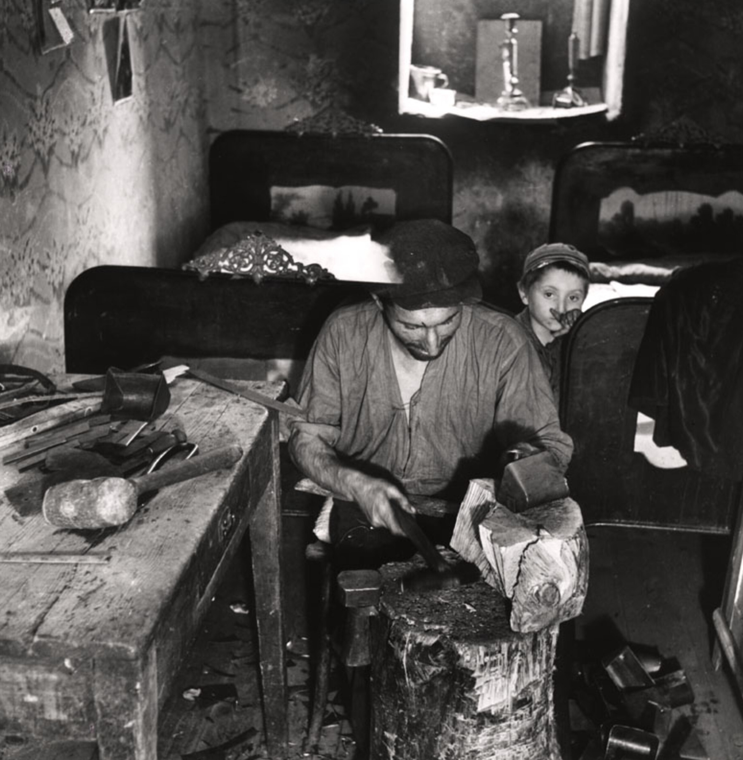 Подвальная металлическая мастерская и однокомнатная квартира, Варшава, ок. 1935-38 гг. Фотограф Роман Вишняк