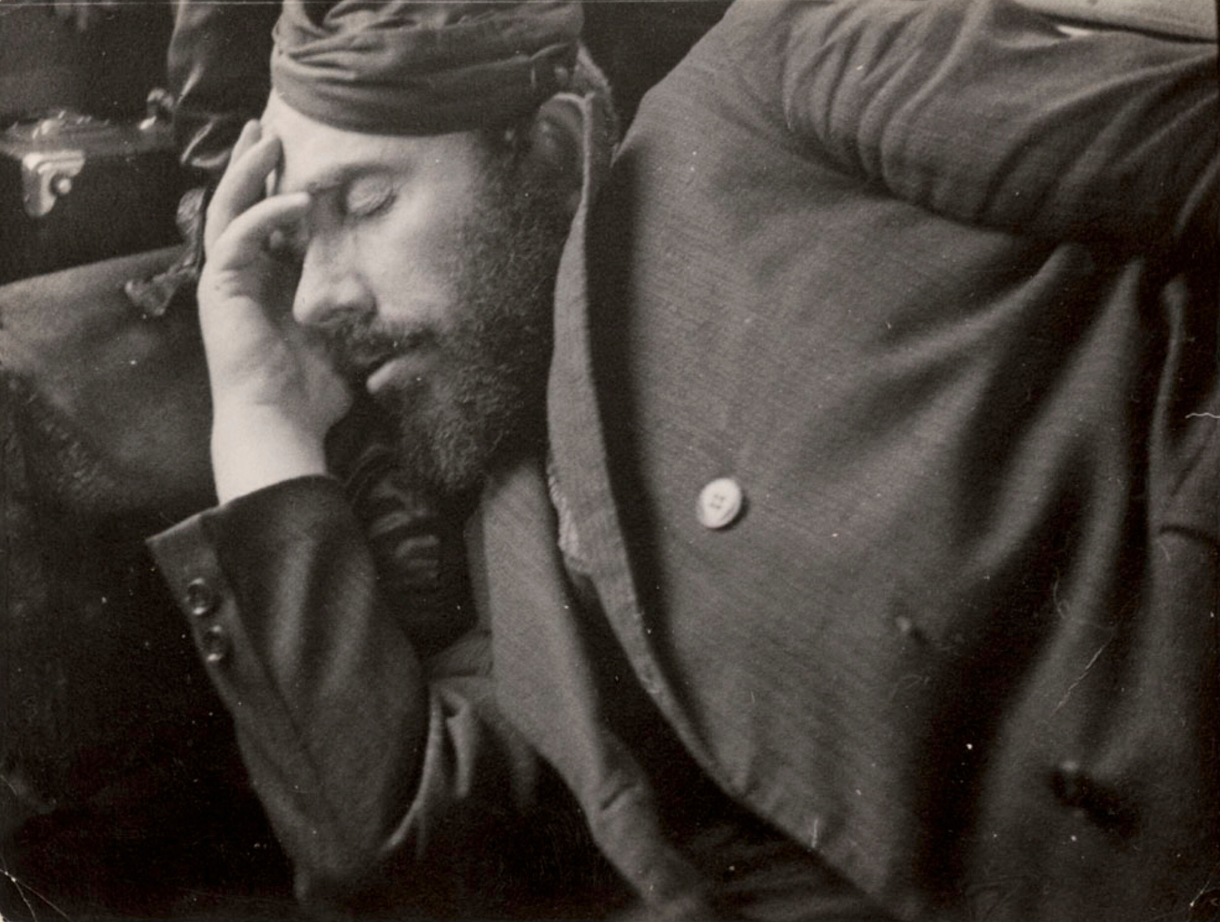 Продавец спит на скамейке в вагоне, чтобы сэкономить на жилье, Восточная Европа, ок. 1935-38 гг. Фотограф Роман Вишняк