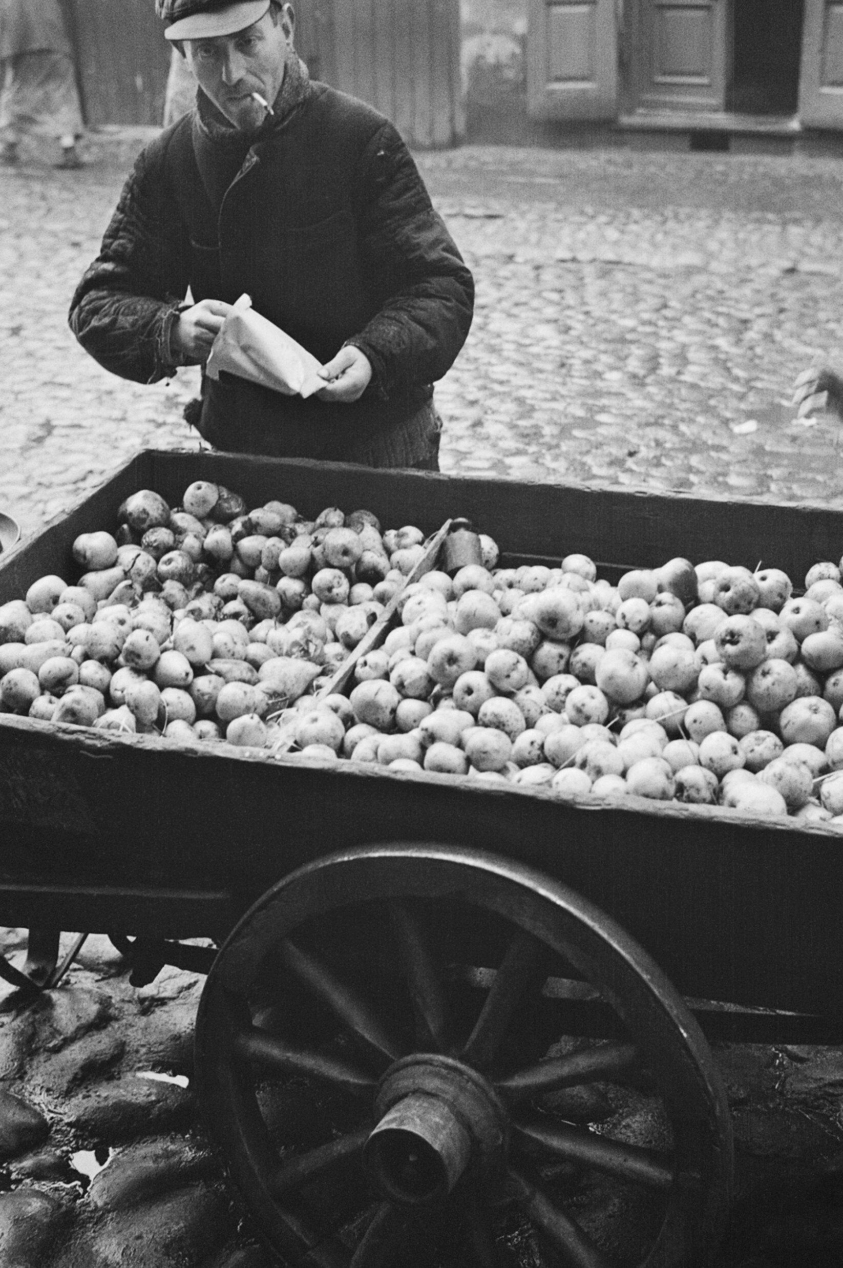 Продавец фруктов у тележки, Варшава, ок. 1935-38 гг. Фотограф Роман Вишняк