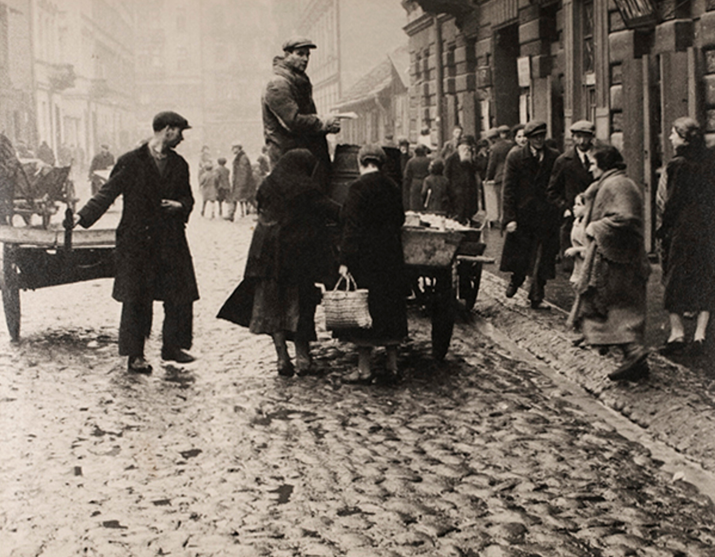 Продавец яблок на улице Геся, одной из главных улиц еврейского района Варшавы, ок. 1935-38 гг. Фотограф Роман Вишняк