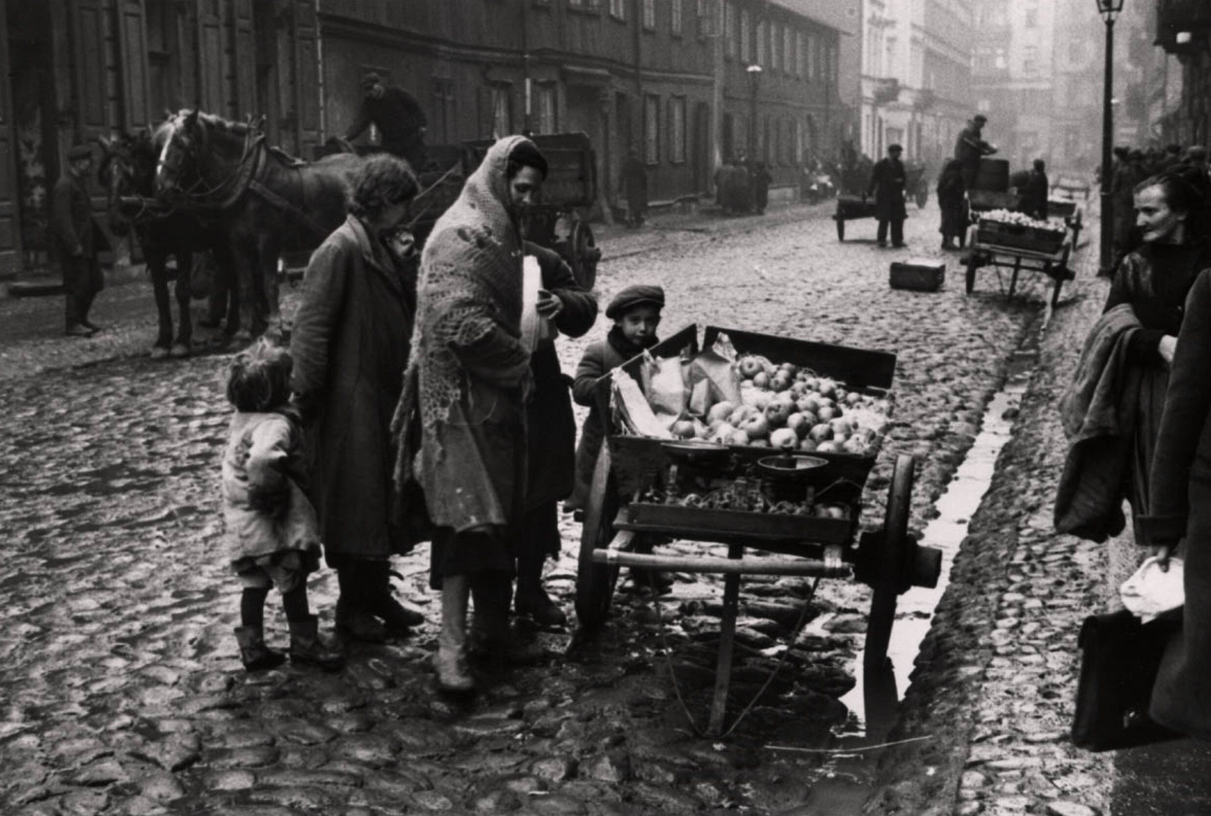 Продавец яблок на улице Геся, ок. 1935-38 гг. Фотограф Роман Вишняк