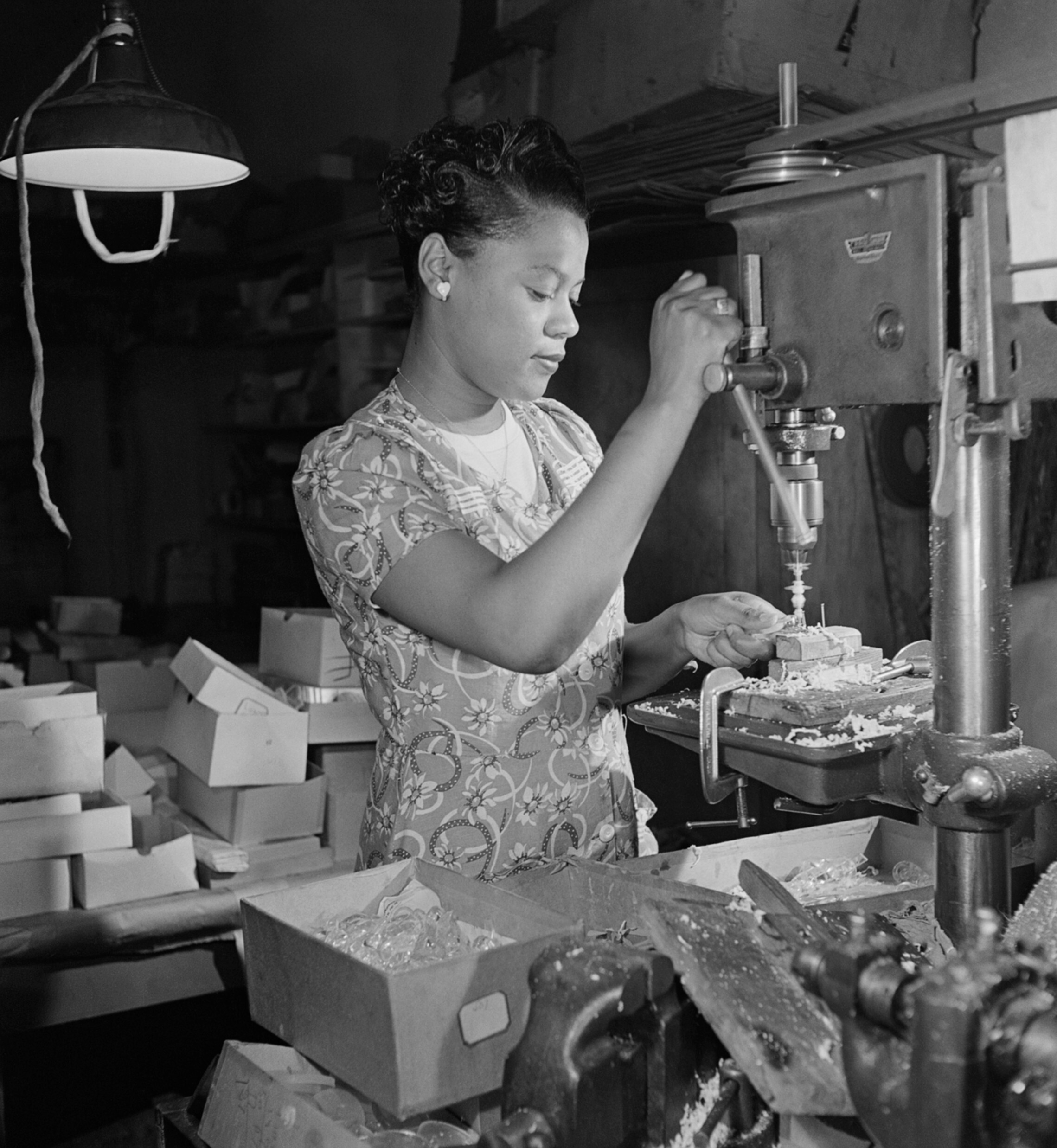 Работник завода по резке и шлифовке стекла, Hoffman MF Co., Нью-Йорк, 1942-44 гг. Фотограф Роман Вишняк