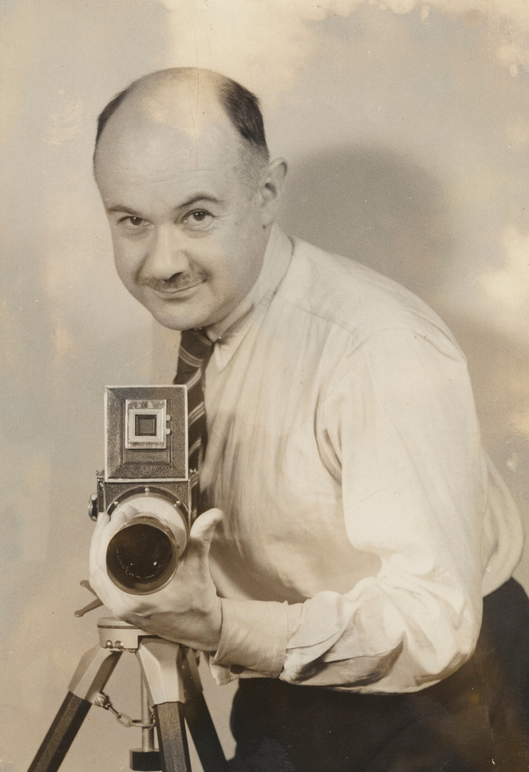Роман Вишняк в своей портретной мастерской, Верхний Вест-Сайд, Нью-Йорк, ок. 1940-е годы. Фотограф Роман Вишняк