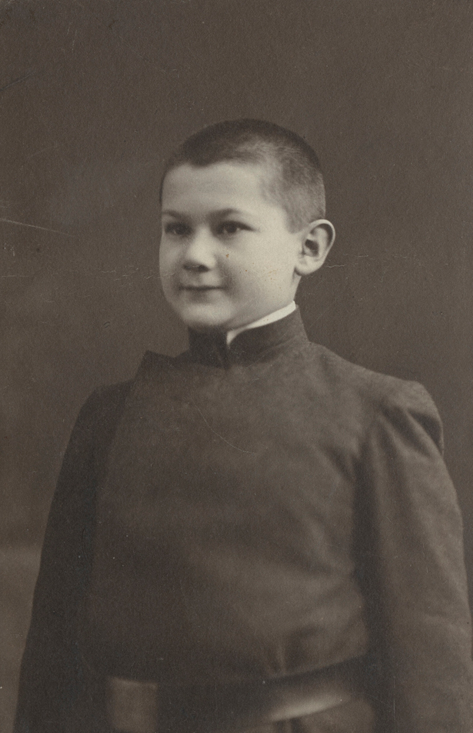 Роман Вишняк в школьной форме, Москва, ок. 1906 г. Фотограф Роман Вишняк