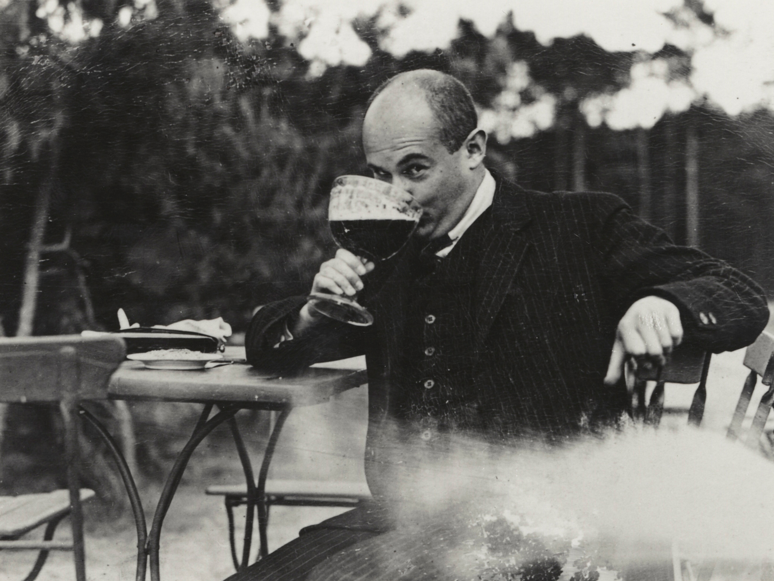 Роман Вишняк с пивной чашей, Берлин, ок. 1923 г. Фотограф Роман Вишняк