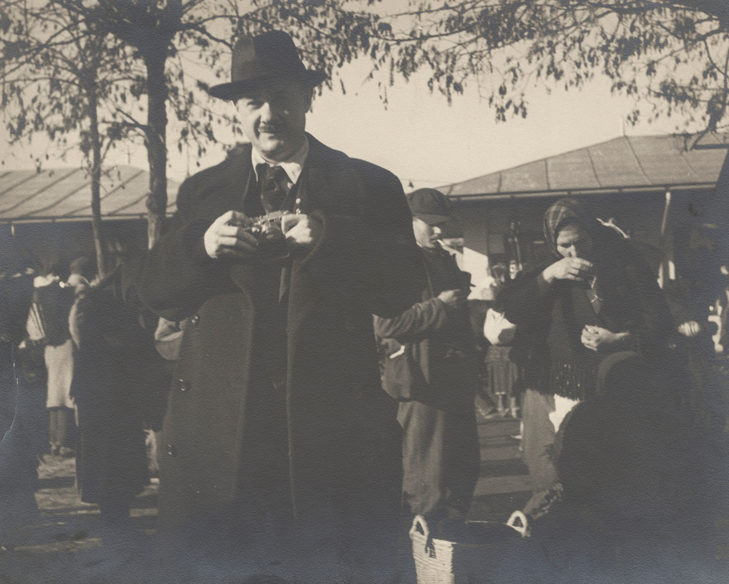 Роман Вишняк со своей камерой Leica, Мукачево, 1937 г. Фотограф Роман Вишняк