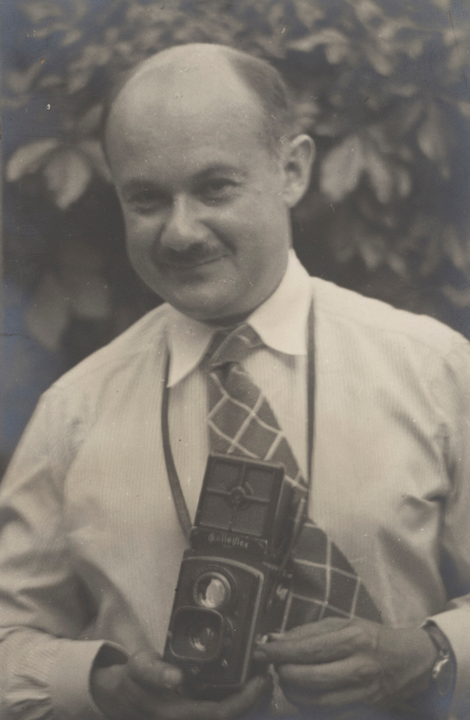 Роман Вишняк со своей камерой Rolleiflex, вероятно, Германия, ок. 1935–38 гг. Фотограф Роман Вишняк